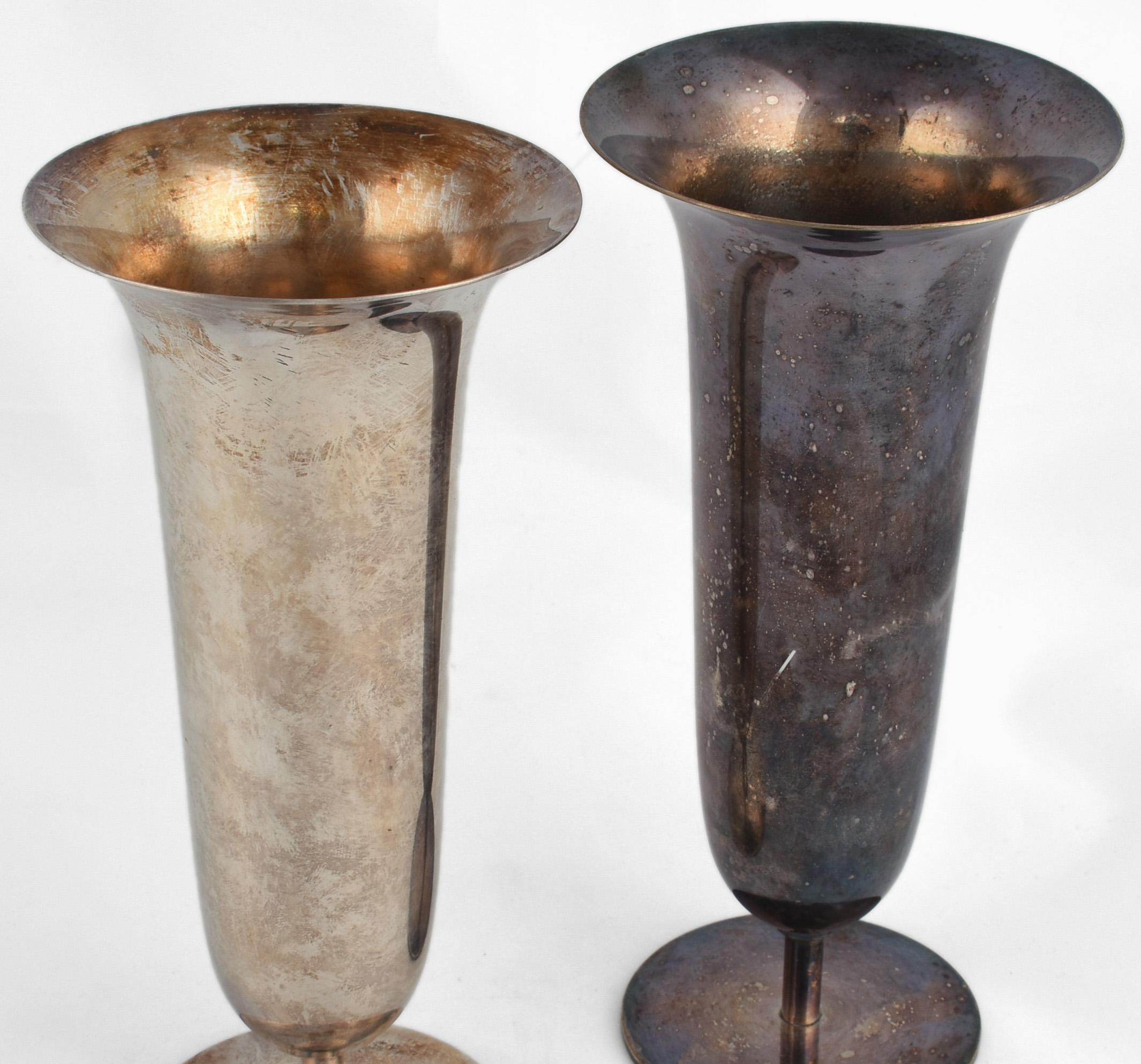 Art déco Paire de vases vintage en métal argenté attribué à Fritz August Breuhaus de Groot en vente