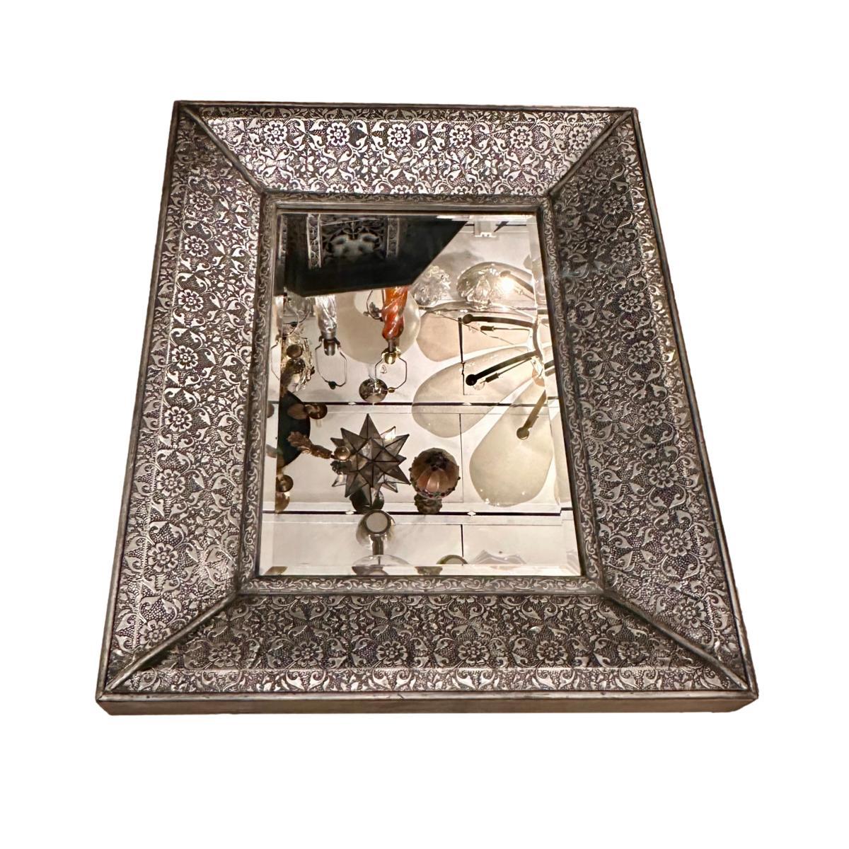 Paire de miroirs italiens en métal argenté à motif floral datant des années 1960.

Mesures :
Hauteur : 39