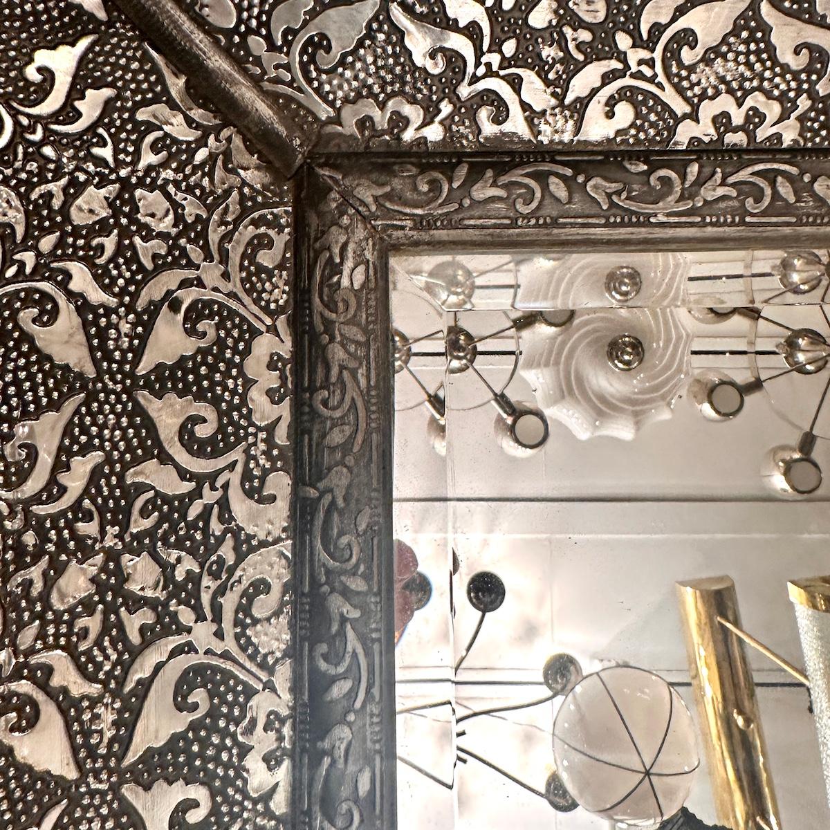 Milieu du XXe siècle Paire de miroirs argentés vintage en vente