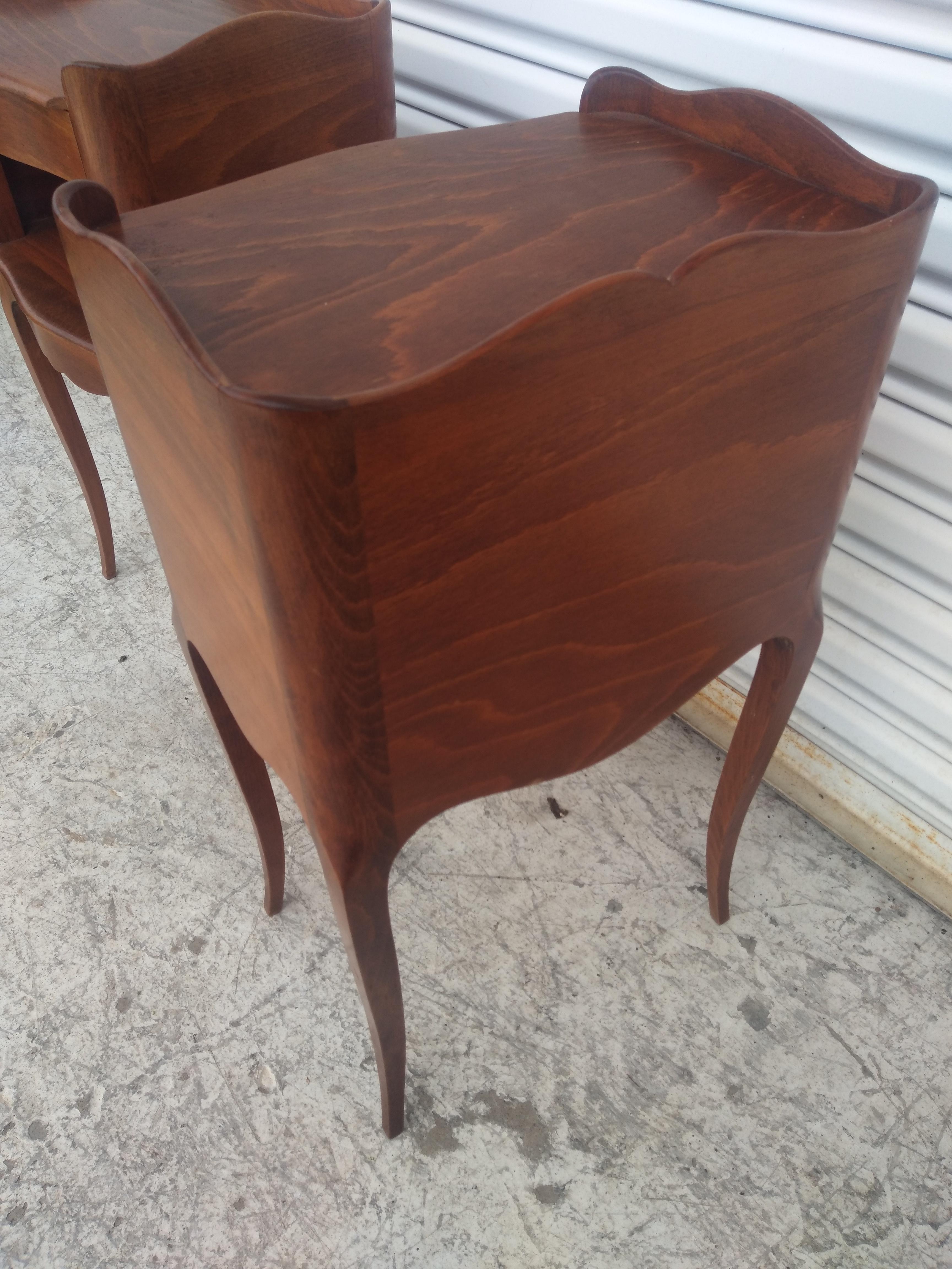Si tratta di una bella coppia di comodini in stile provinciale francese. Sono in noce e hanno un solo cassetto. Sotto di essa c'è un deposito per gli oggetti più grandi. Hanno gambe lunghe, sottili e sinuose di tipo cabriolet e hanno un aspetto