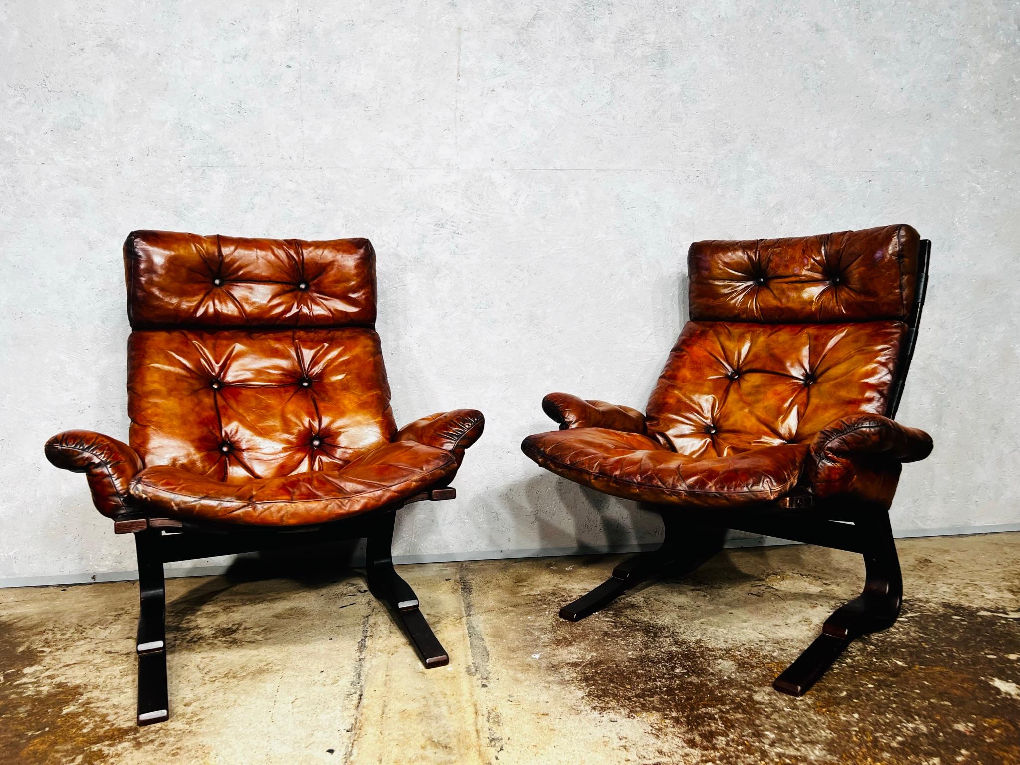 A Superb pair of Skyline chairs designed by Norwegian designer Einar Hove 1970

A great design and a generously sized chair, these chairs are very comfortable to sit in.

The leather is a beautiful hand dyed light tan colour, it has a great