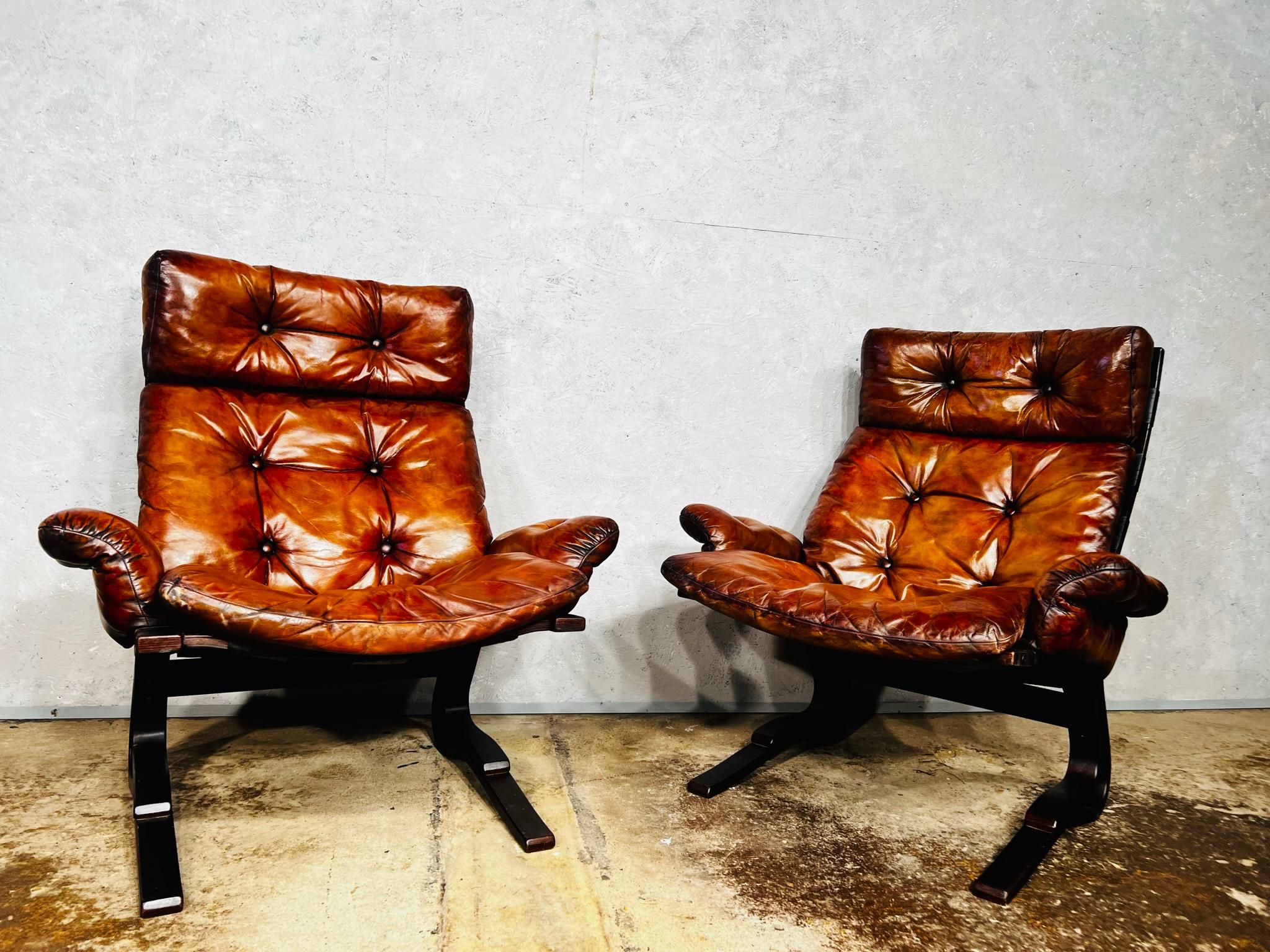 Paire de chaises Skyline vintage en bois cintré et cuir par Einar Hove Norway n° 656 Bon état - En vente à Lewes, GB