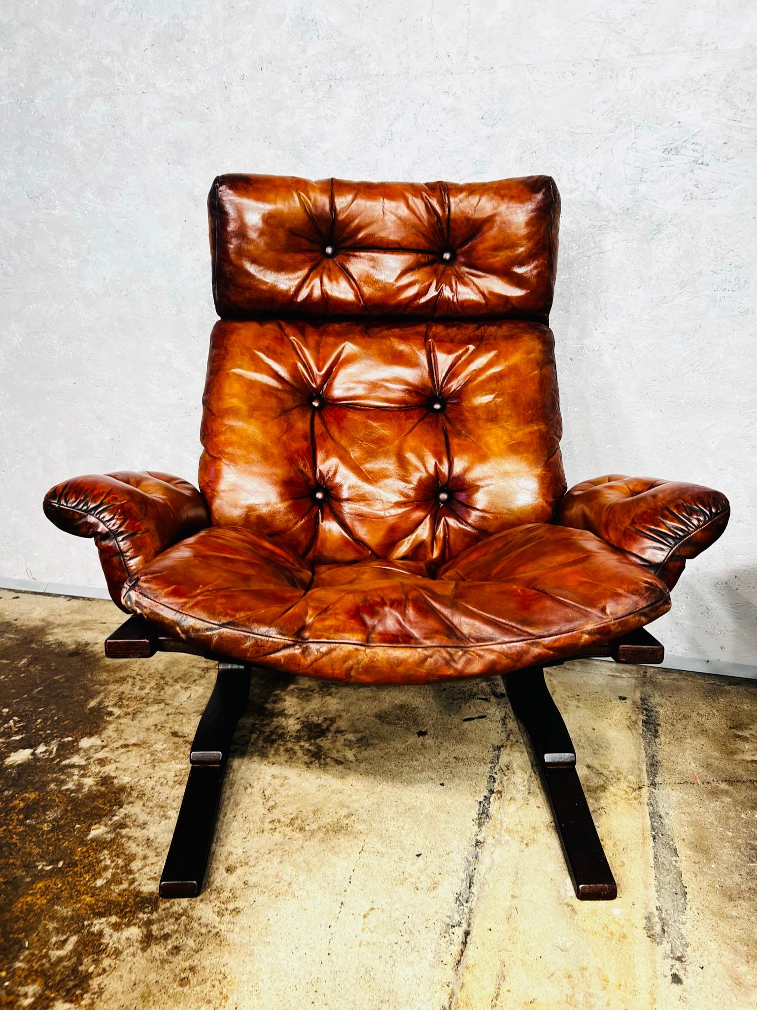 20ième siècle Paire de chaises Skyline vintage en bois cintré et cuir par Einar Hove Norway n° 656 en vente