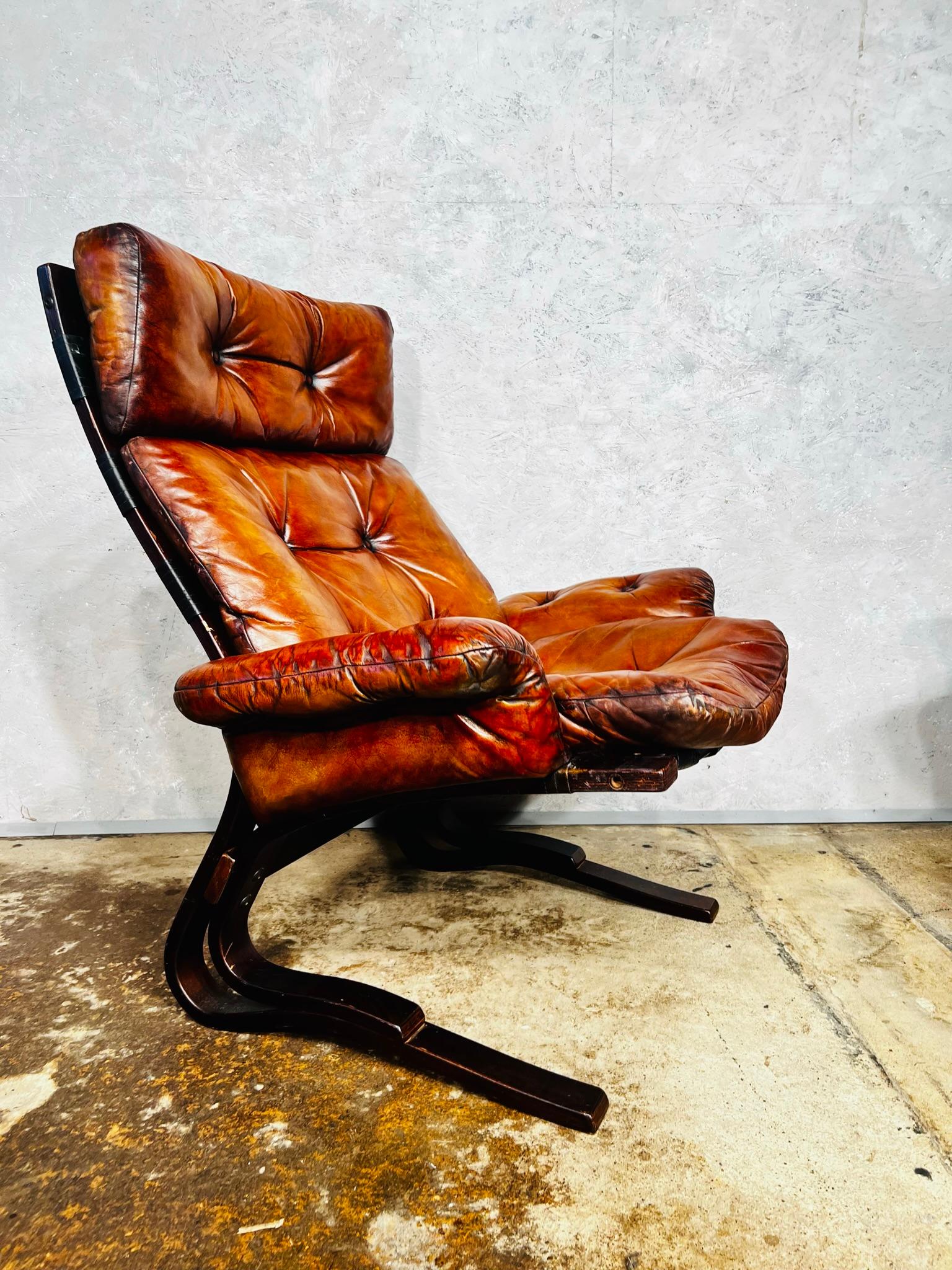 Paire de chaises Skyline vintage en bois cintré et cuir par Einar Hove Norway n° 656 en vente 1