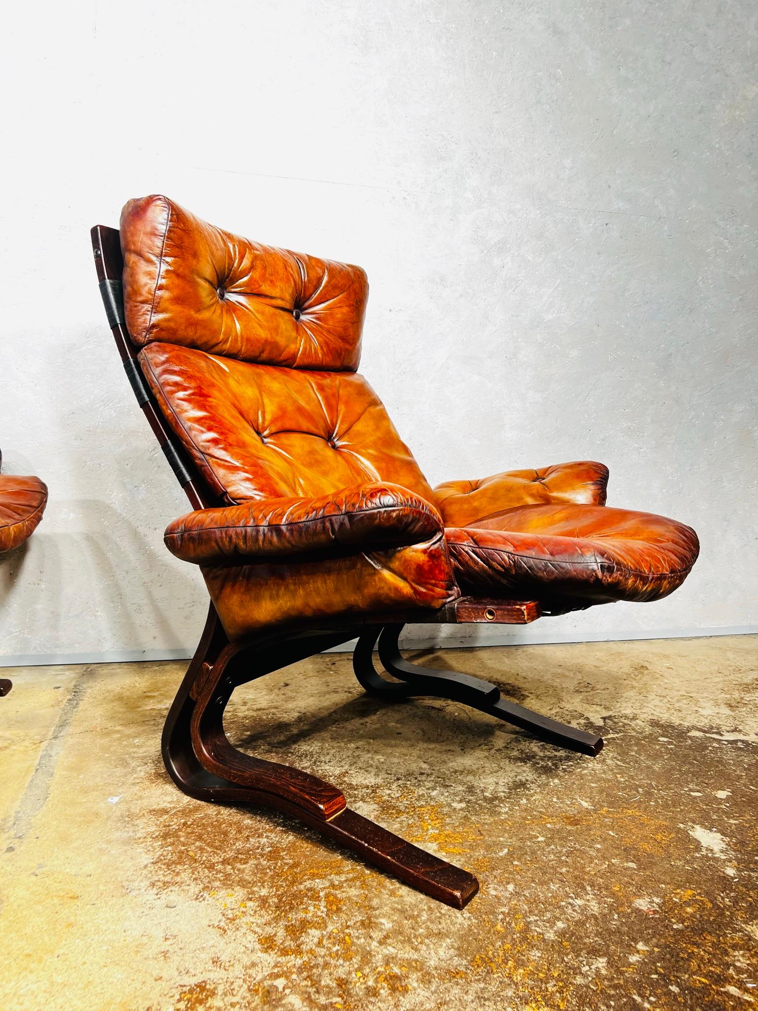 Paire de chaises Skyline vintage en bois cintré et cuir par Einar Hove Norway n° 656 en vente 3