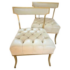 Paire de chaises Klismos vintage en cuir matelassé élégant conçues par William Haines