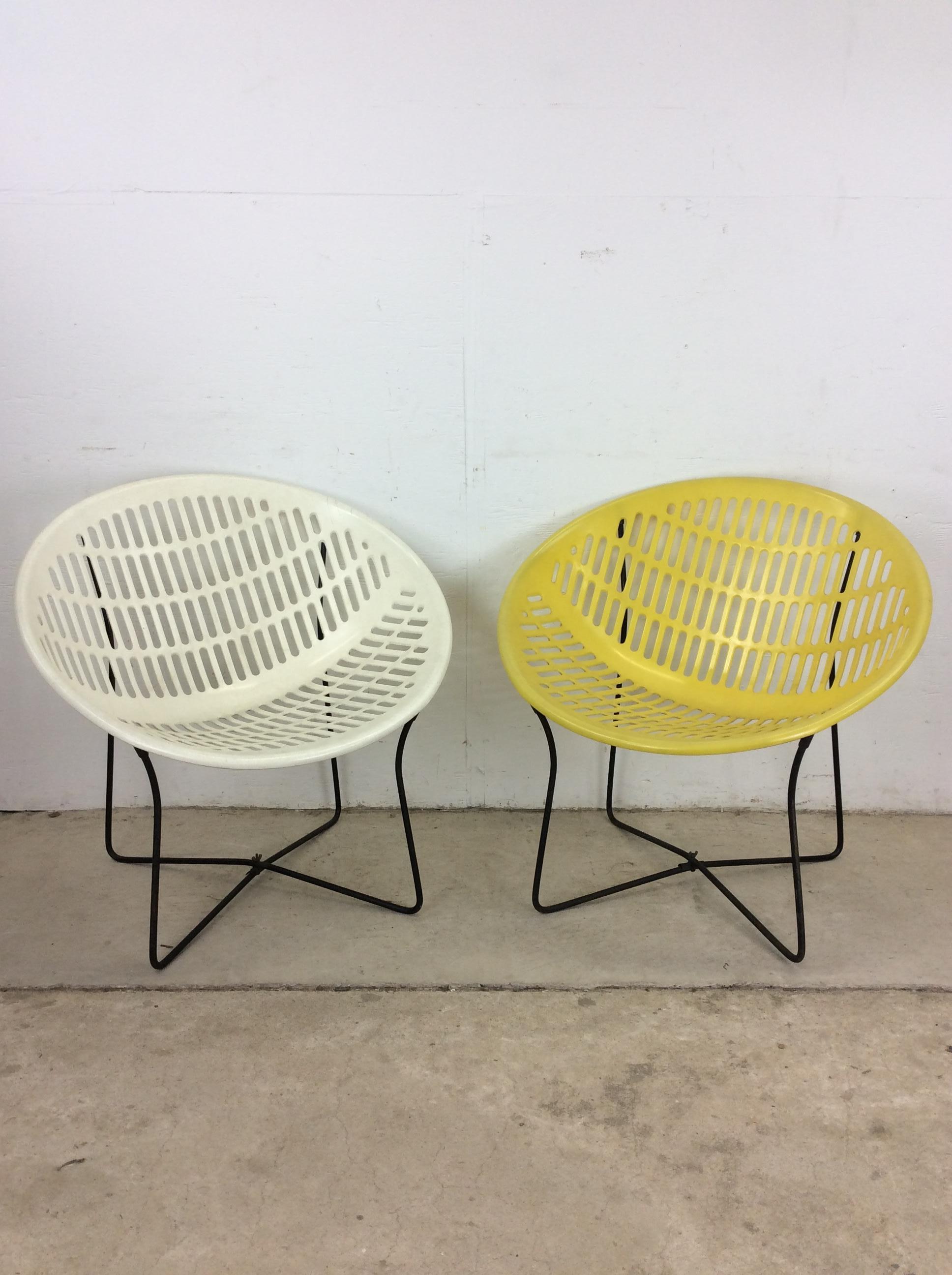 Esta Pareja de Sillas de Patio Vintage Solaire de Fabiano & Panzini tiene asientos de plástico moldeado, acabado en amarillo y blanco y bases de metal pintado en negro. u2028u2028Altura del asiento: 14,5

Dimensiones: 28,75an 25d 28h

Notas de