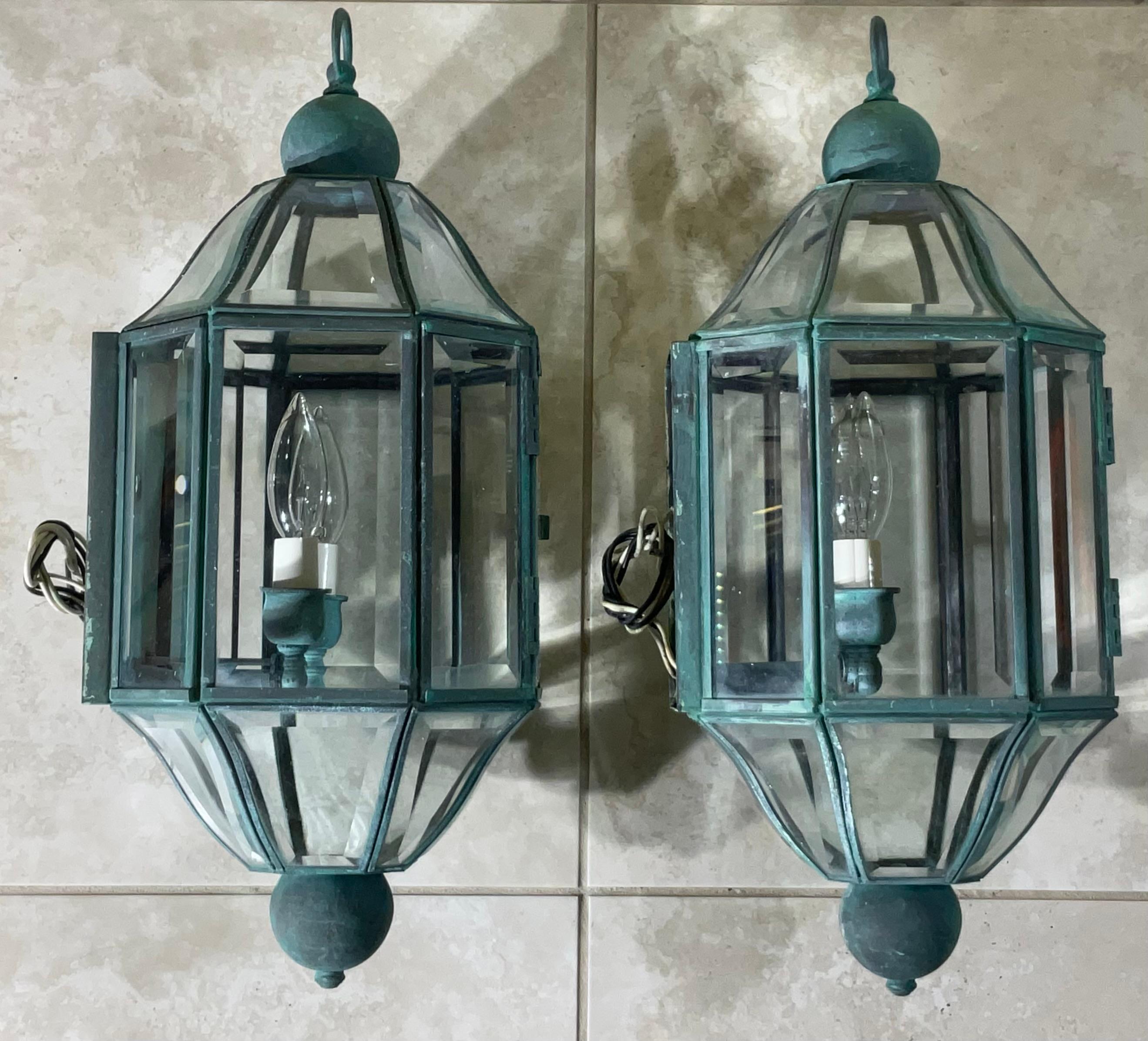 Paar von Vintage massivem Messing & abgeschrägten Glas Wandlaterne - Wandleuchten - Verdigris im Angebot 4