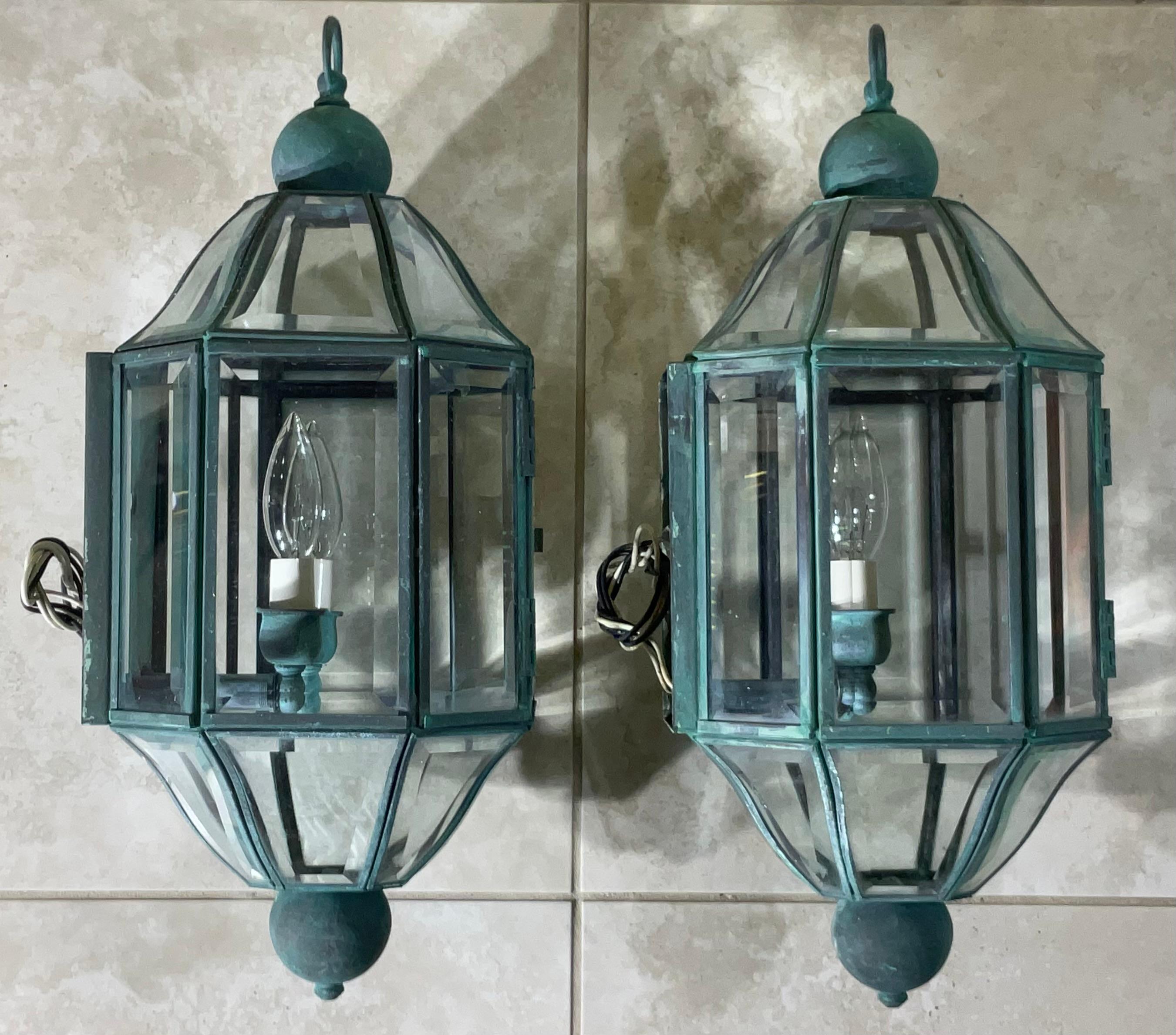 Paar von Vintage massivem Messing & abgeschrägten Glas Wandlaterne - Wandleuchten - Verdigris im Angebot 5