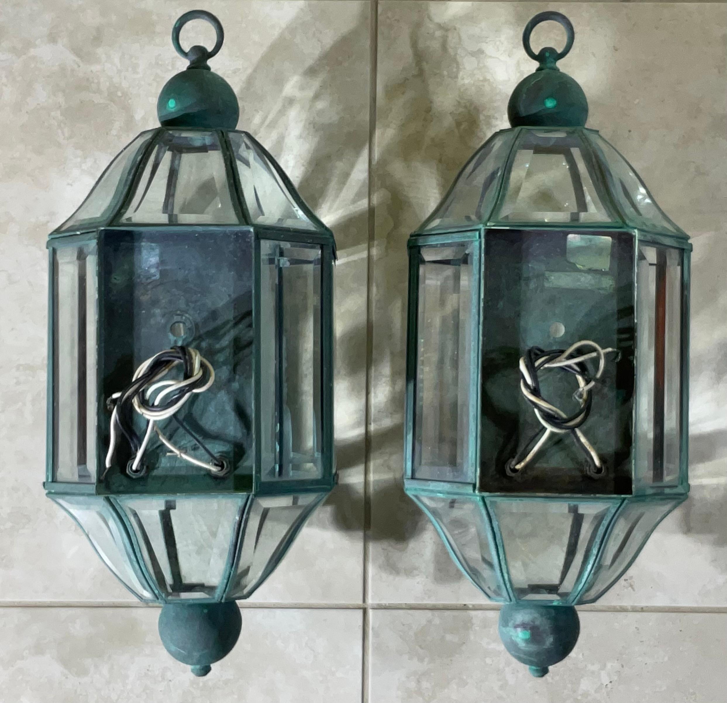 Paar von Vintage massivem Messing & abgeschrägten Glas Wandlaterne - Wandleuchten - Verdigris im Angebot 6