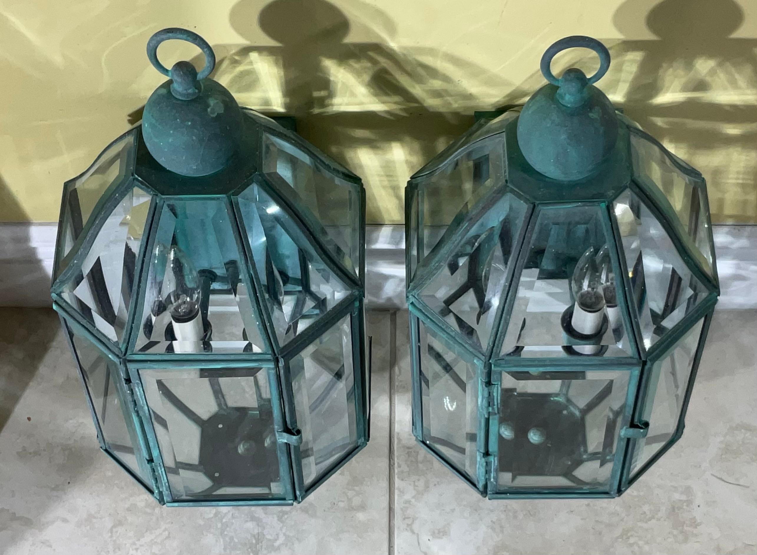 Paar von Vintage massivem Messing & abgeschrägten Glas Wandlaterne - Wandleuchten - Verdigris im Angebot 7