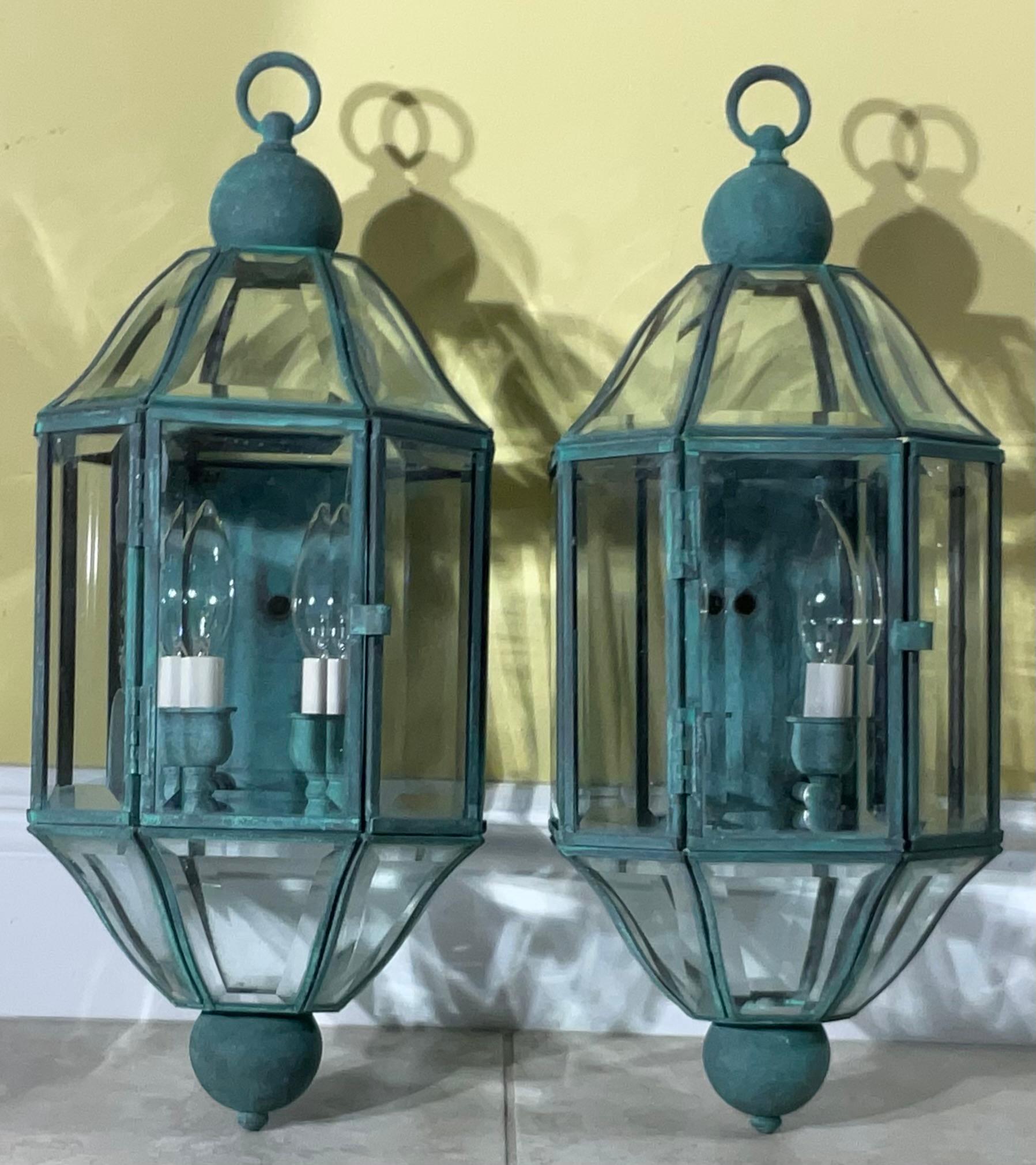 Paar von Vintage massivem Messing & abgeschrägten Glas Wandlaterne - Wandleuchten - Verdigris im Angebot 8