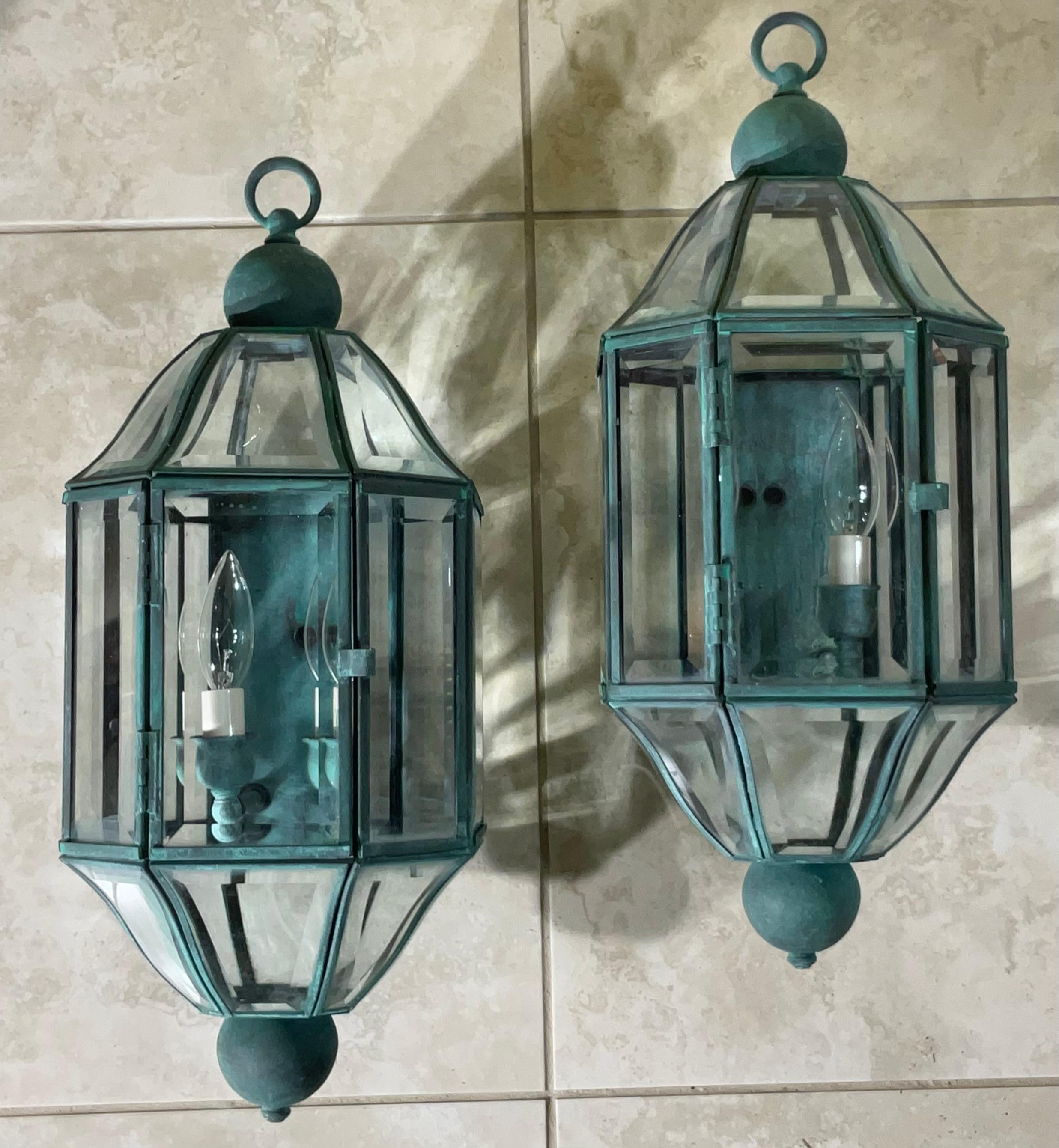 Paar von Vintage massivem Messing & abgeschrägten Glas Wandlaterne - Wandleuchten - Verdigris im Angebot 9