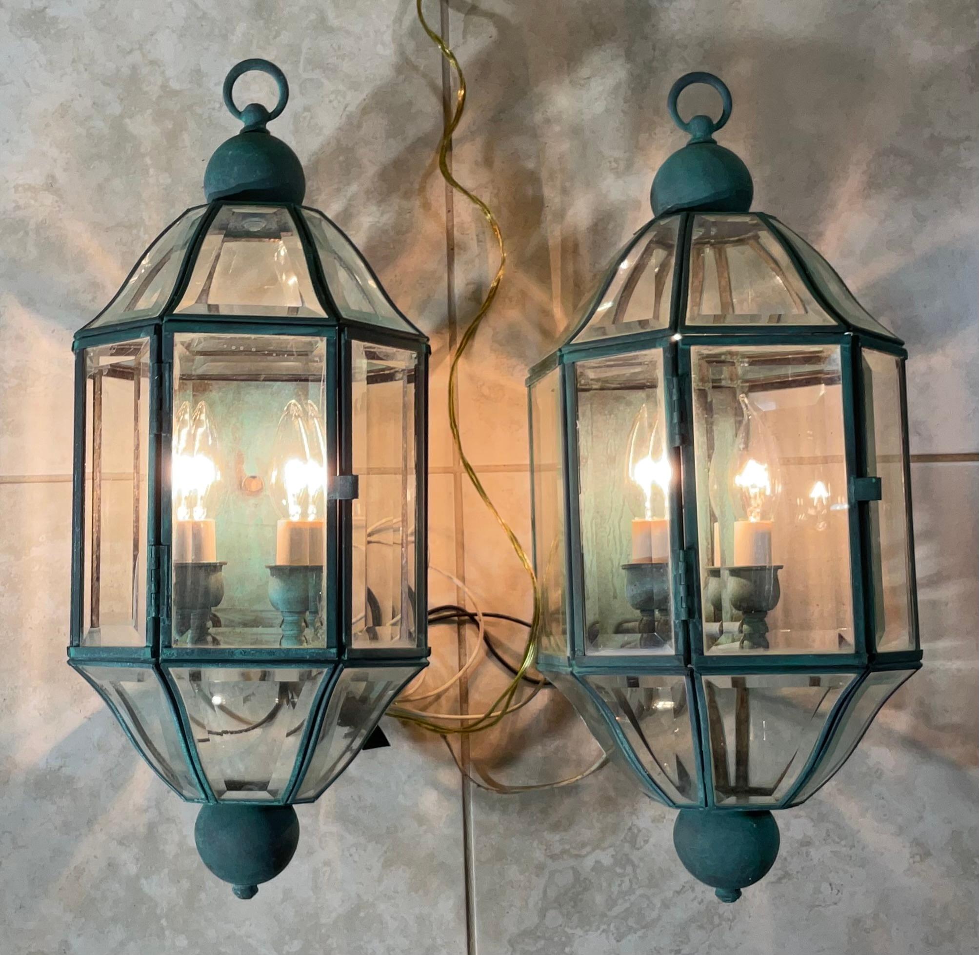 Paar von Vintage massivem Messing & abgeschrägten Glas Wandlaterne - Wandleuchten - Verdigris (amerikanisch) im Angebot