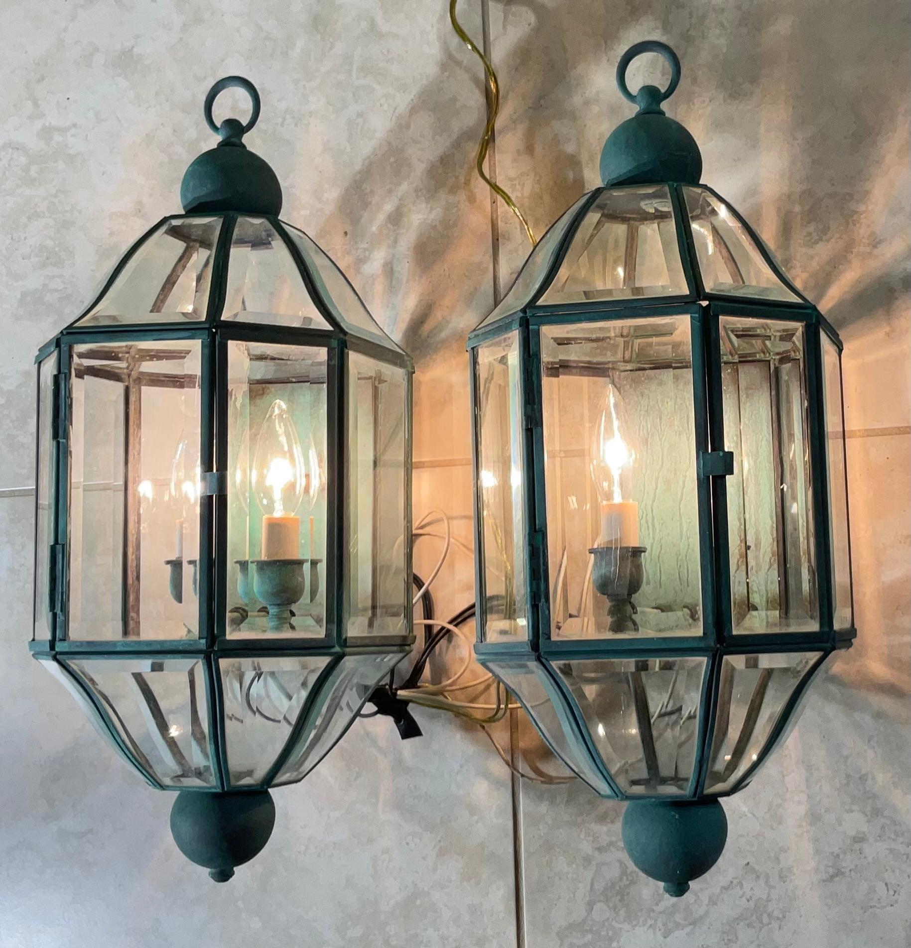 Paar von Vintage massivem Messing & abgeschrägten Glas Wandlaterne - Wandleuchten - Verdigris (Handgefertigt) im Angebot