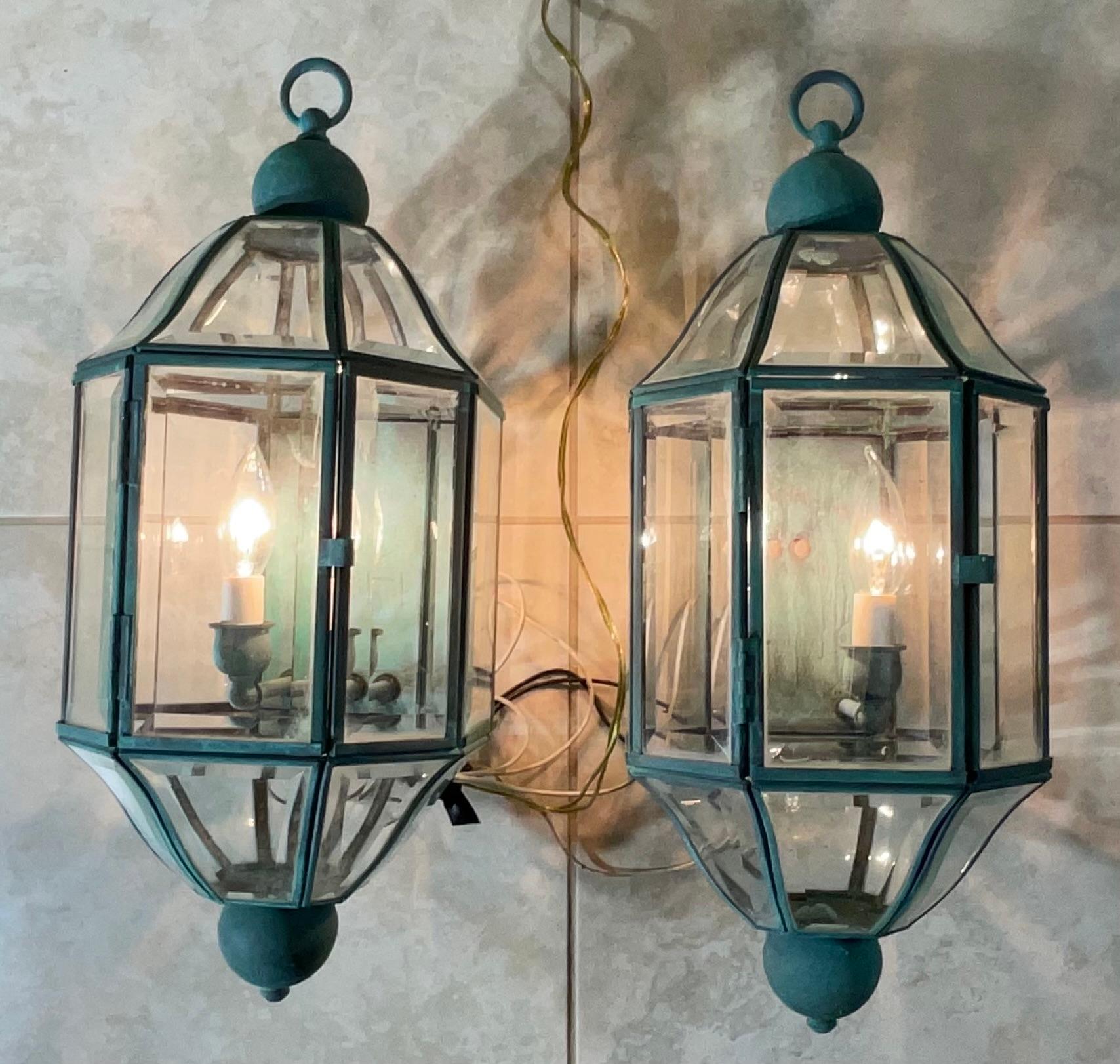 Paar von Vintage massivem Messing & abgeschrägten Glas Wandlaterne - Wandleuchten - Verdigris im Zustand „Gut“ im Angebot in Delray Beach, FL