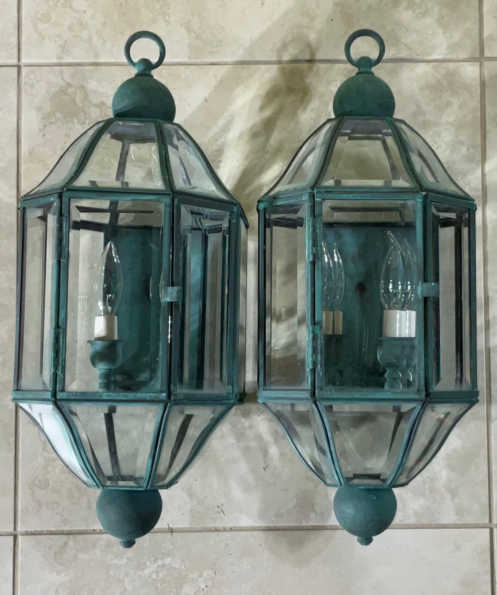 Paar von Vintage massivem Messing & abgeschrägten Glas Wandlaterne - Wandleuchten - Verdigris (20. Jahrhundert) im Angebot