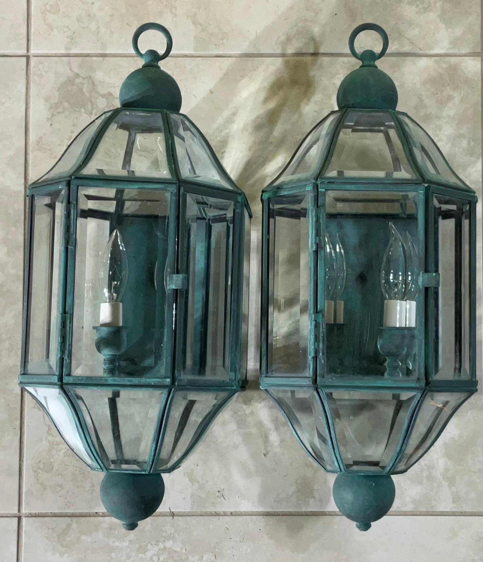 Paar von Vintage massivem Messing & abgeschrägten Glas Wandlaterne - Wandleuchten - Verdigris im Angebot 1
