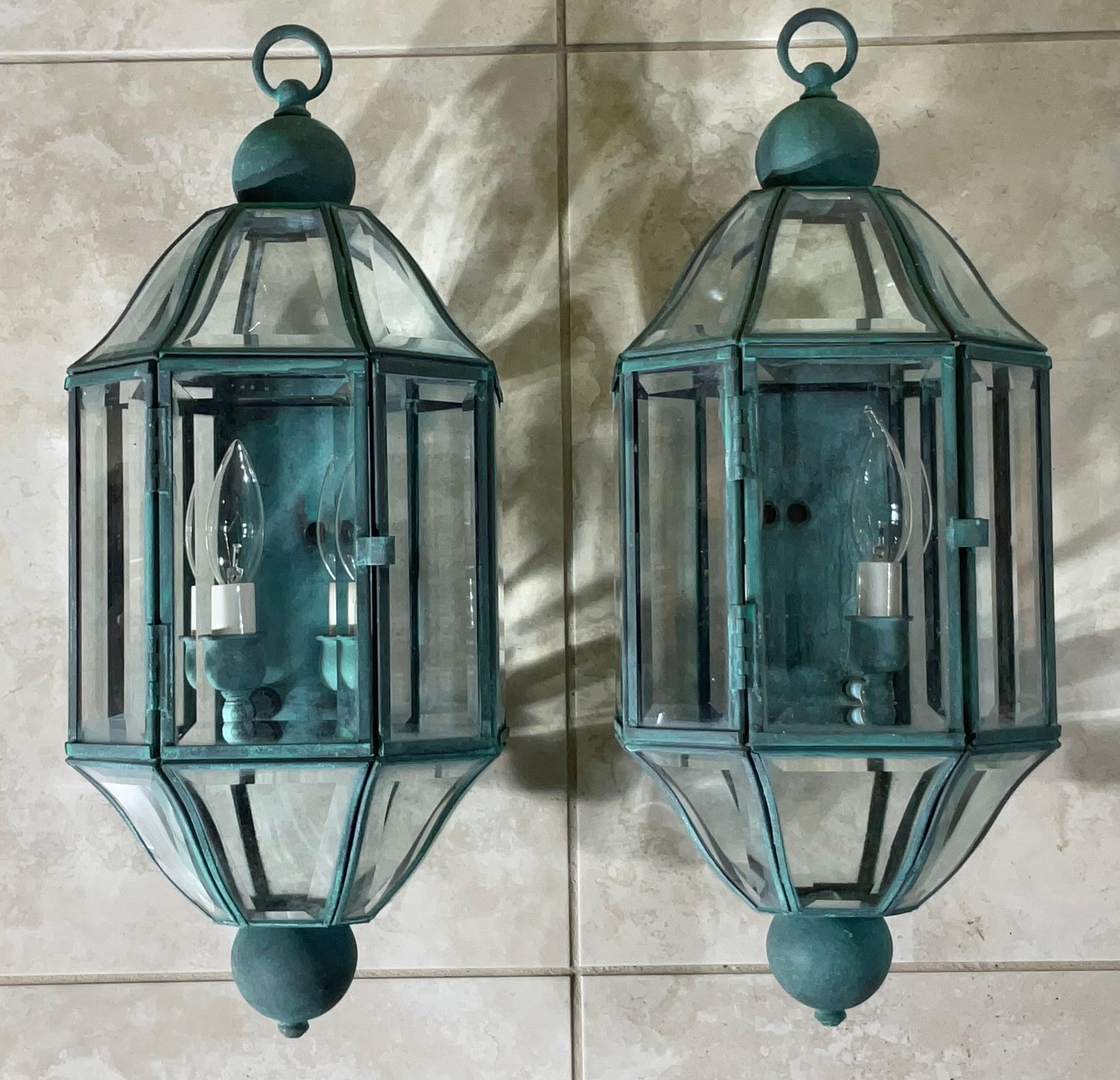 Paar von Vintage massivem Messing & abgeschrägten Glas Wandlaterne - Wandleuchten - Verdigris im Angebot 2