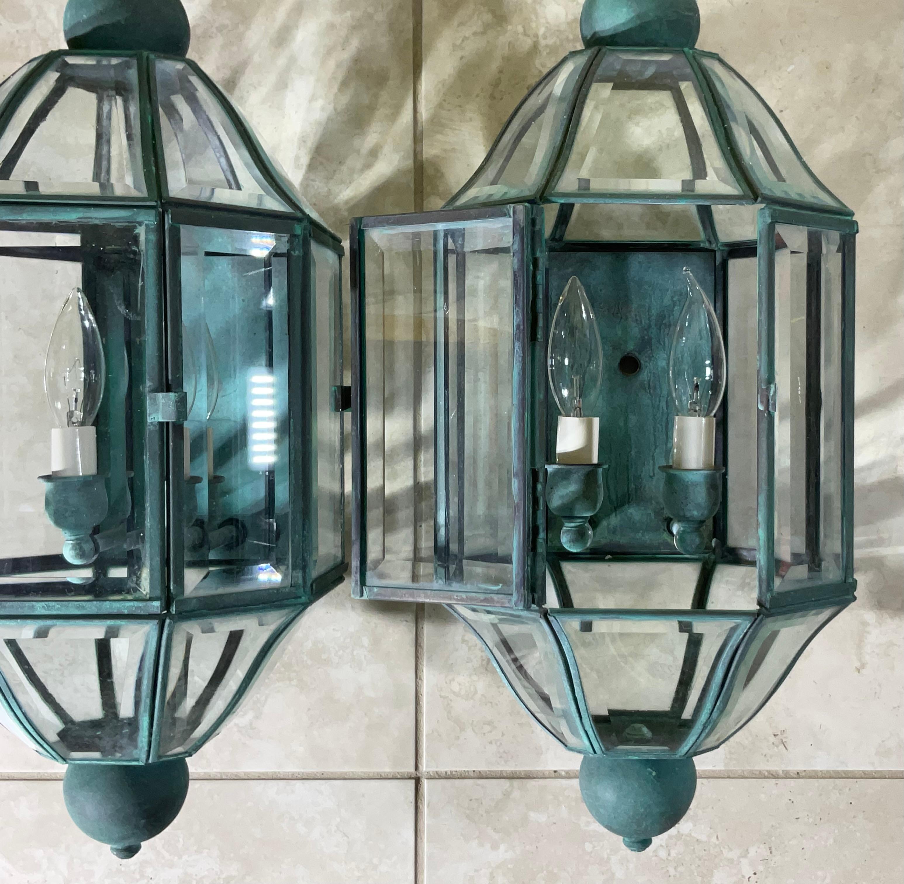 Paar von Vintage massivem Messing & abgeschrägten Glas Wandlaterne - Wandleuchten - Verdigris im Angebot 3