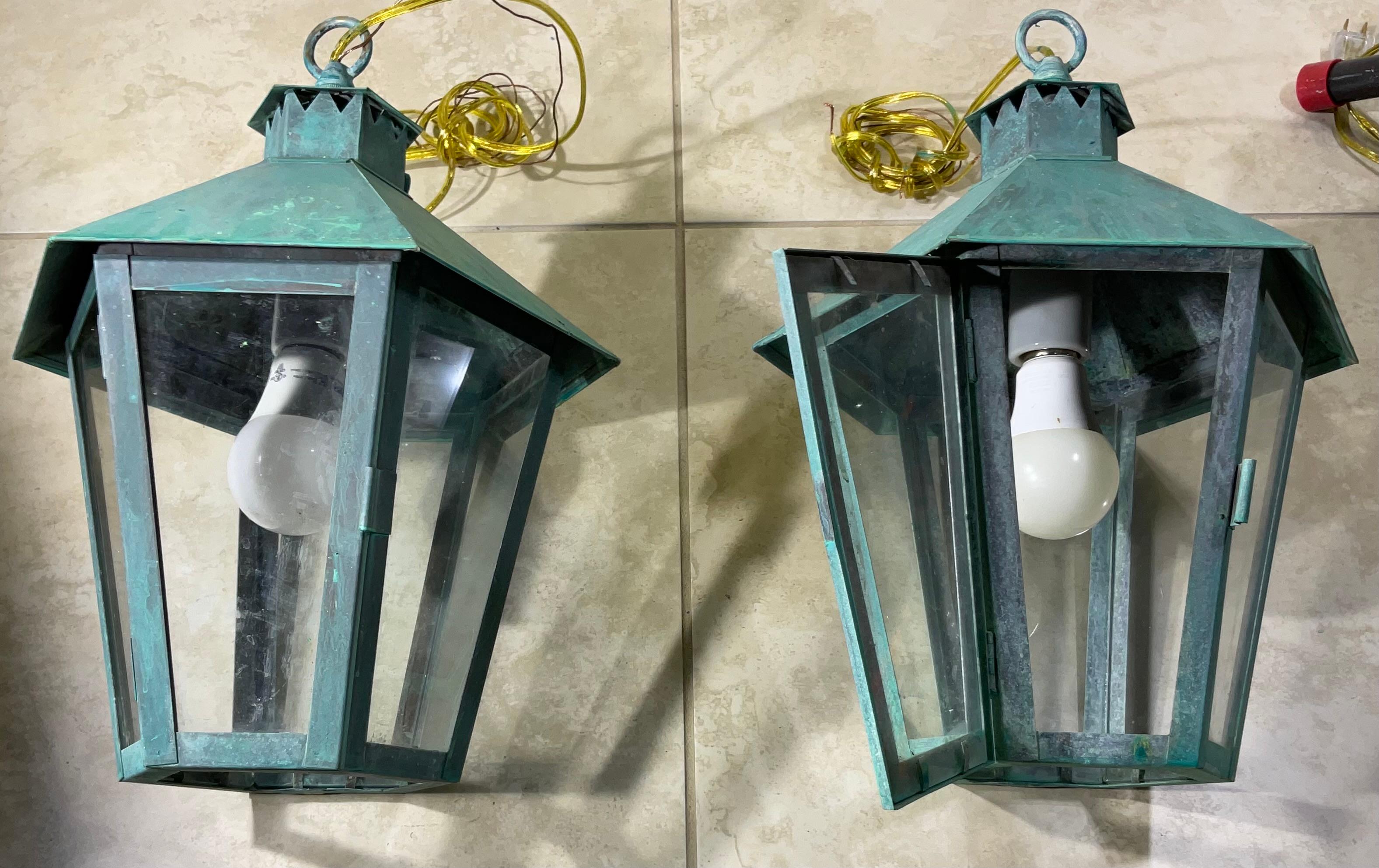 American pair of vintage solid brass hanging lanterns For Sale