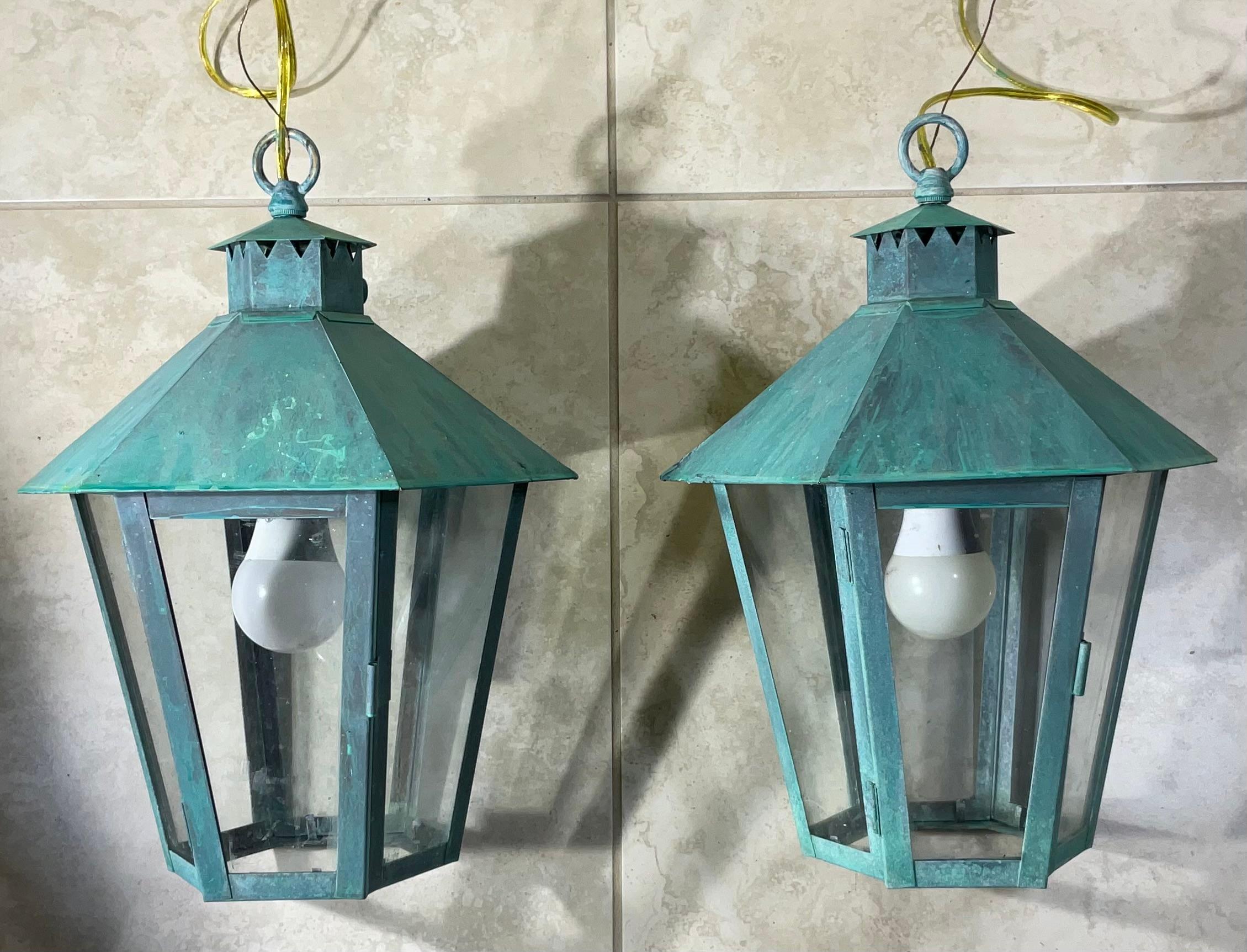 pair of vintage solid brass hanging lanterns In Good Condition For Sale In Delray Beach, FL