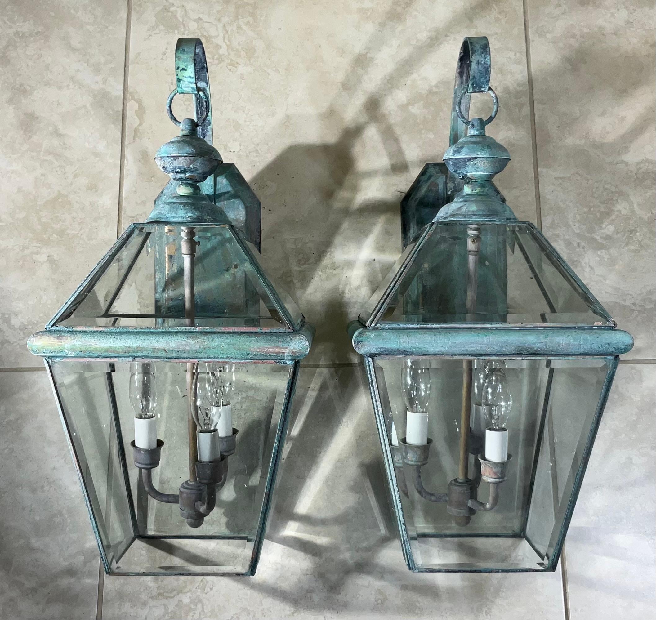 Paire de lanternes vintage en laiton massif - 10 w x 11 x 20,5 cm de haut en vente 3