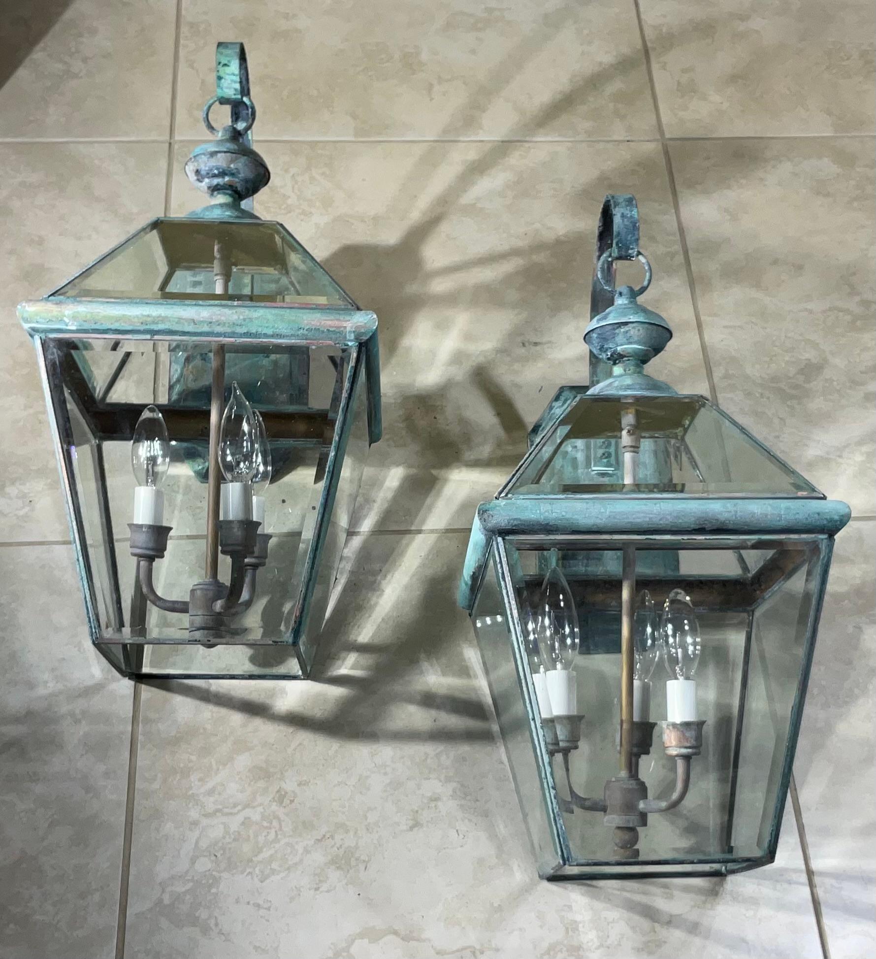 Paire de lanternes vintage en laiton massif - 10 w x 11 x 20,5 cm de haut en vente 4