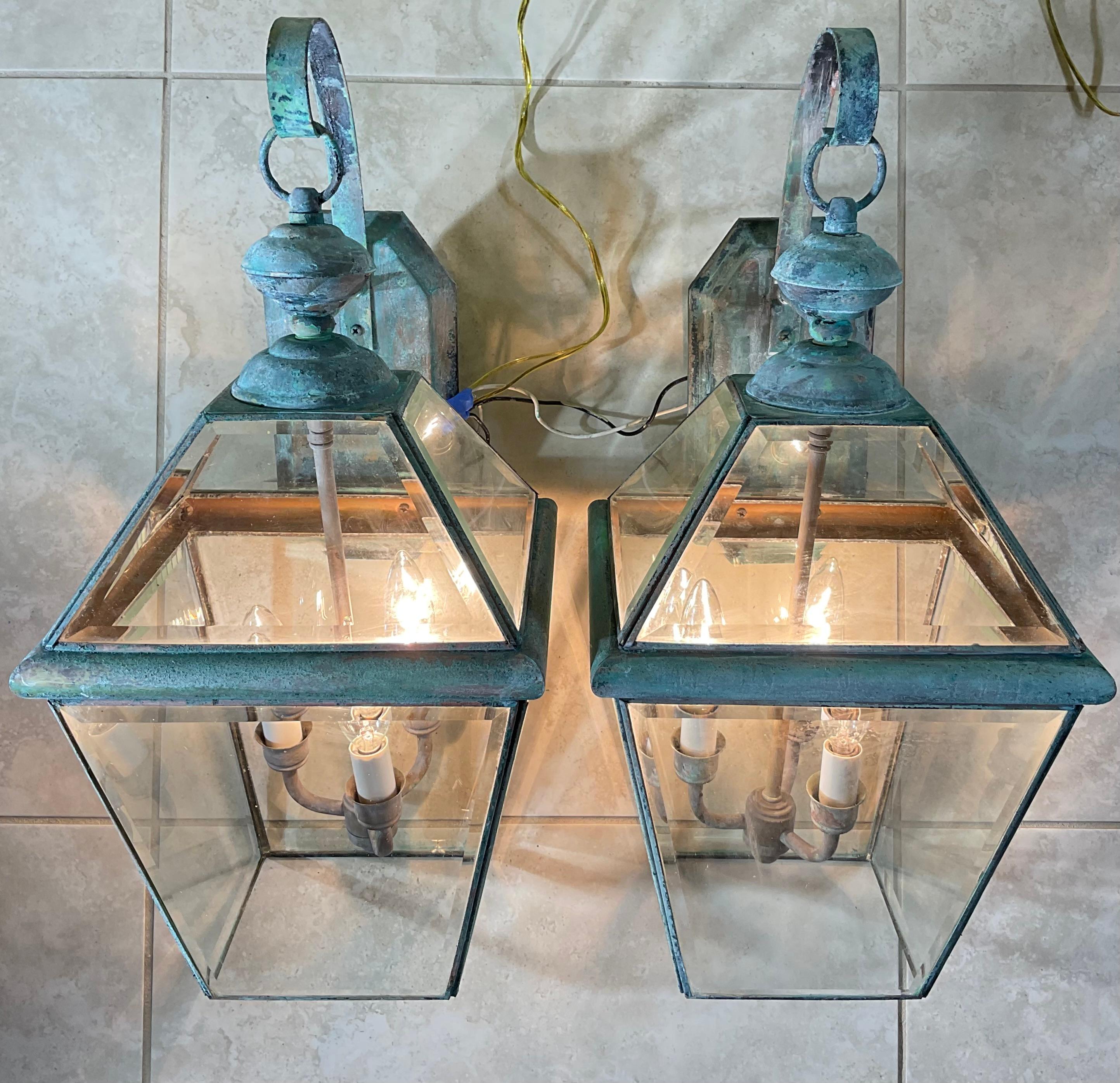 Américain Paire de lanternes vintage en laiton massif - 10 w x 11 x 20,5 cm de haut en vente