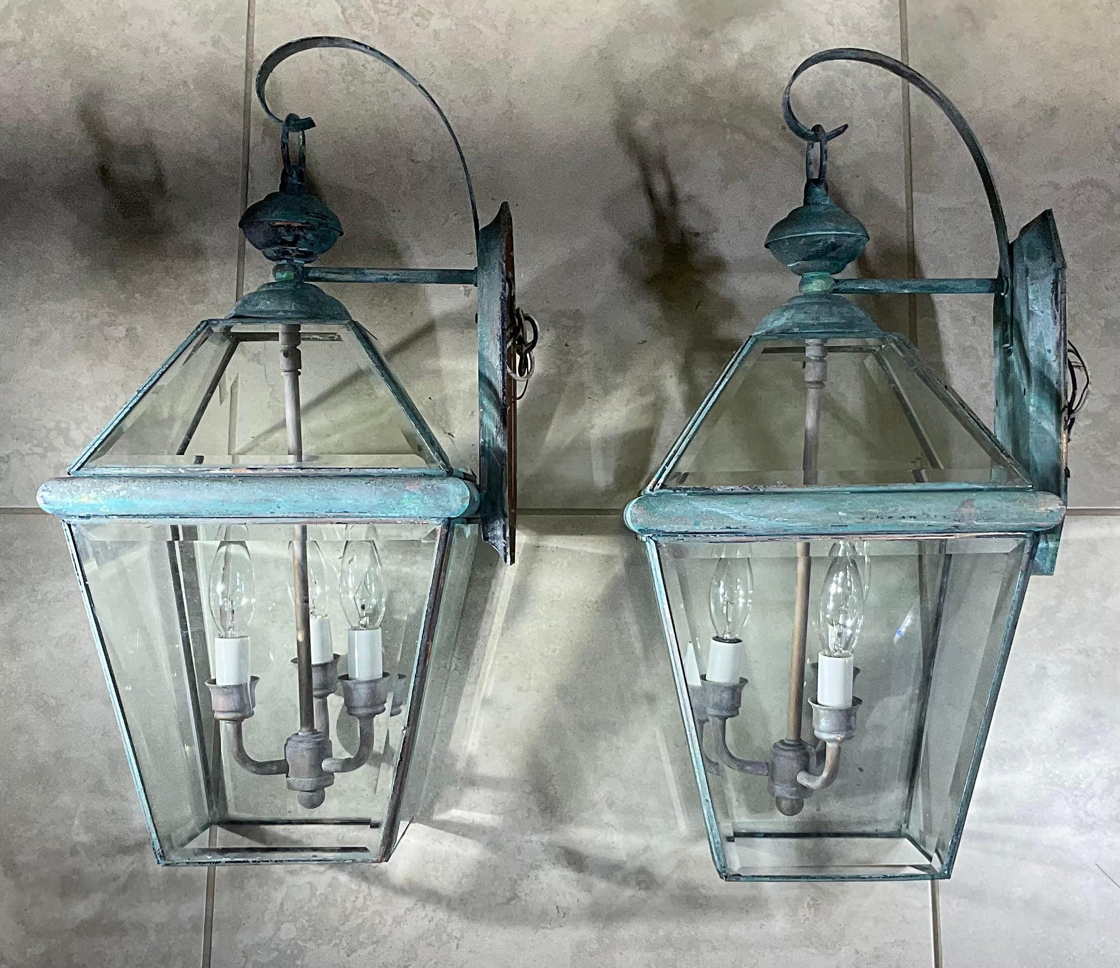 Laiton Paire de lanternes vintage en laiton massif - 10 w x 11 x 20,5 cm de haut en vente
