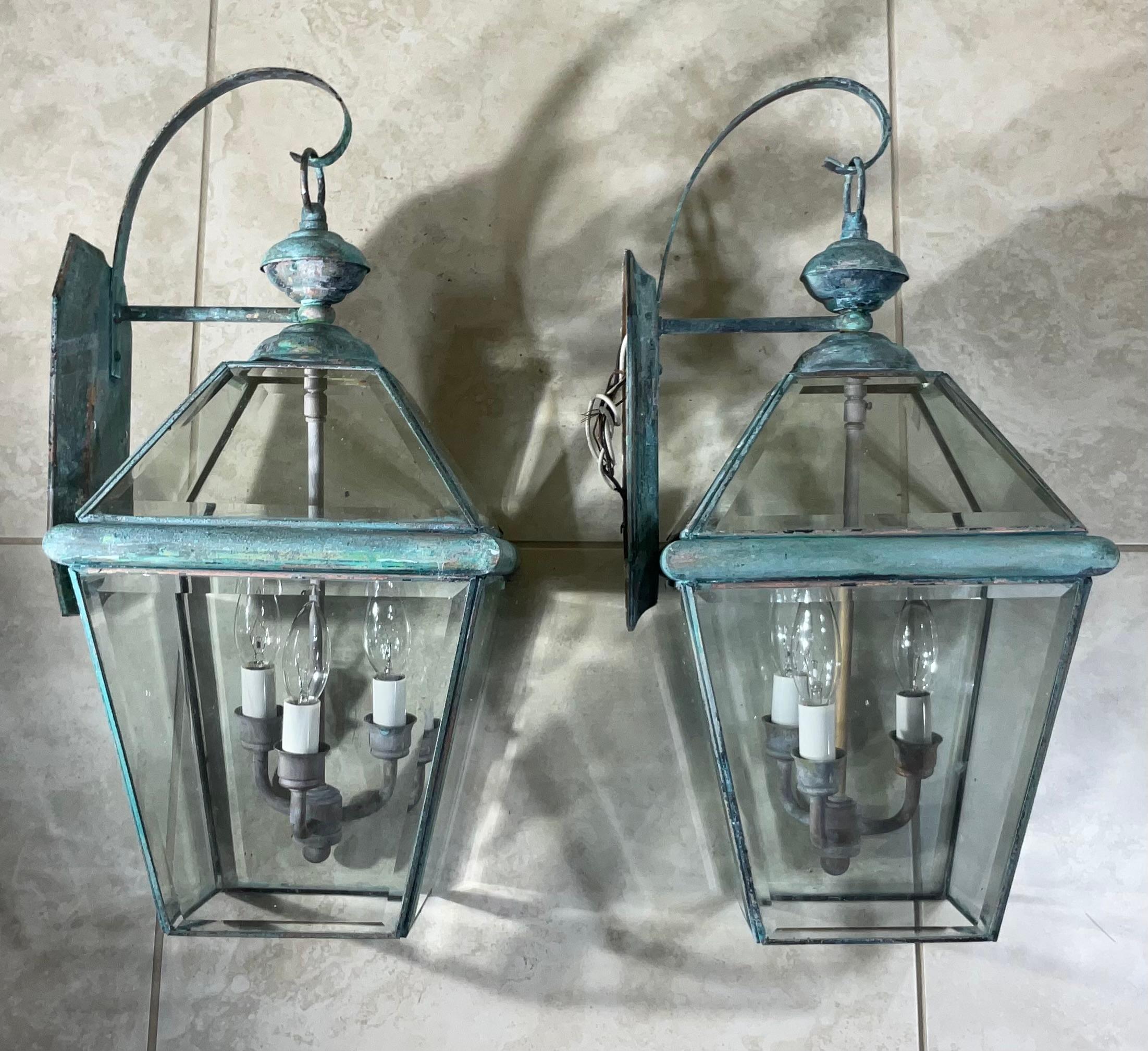 Paire de lanternes vintage en laiton massif - 10 w x 11 x 20,5 cm de haut en vente 1