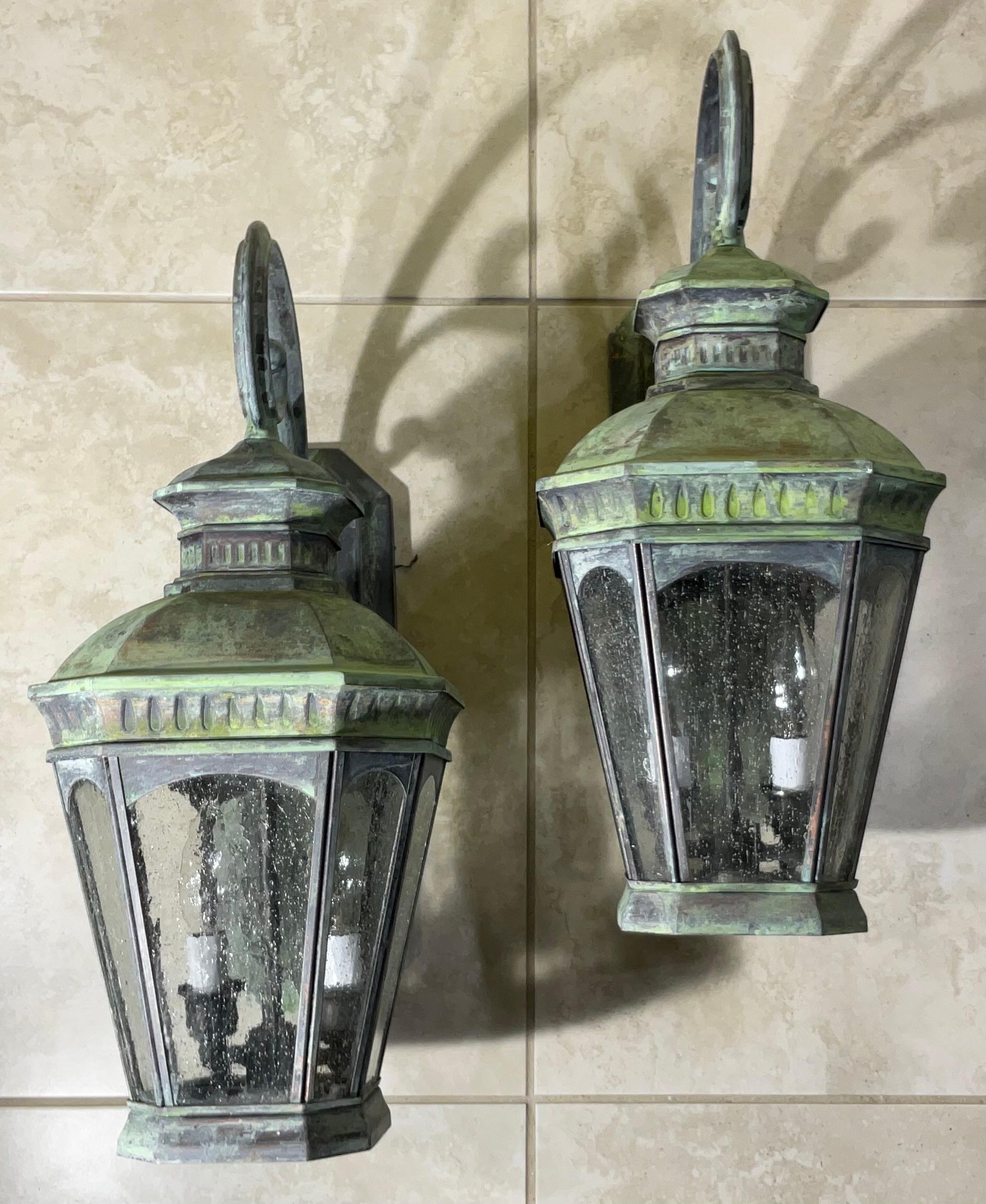 Paire de lanternes vintage en laiton massif - 8 l x 11 p x 20 h en vente 6