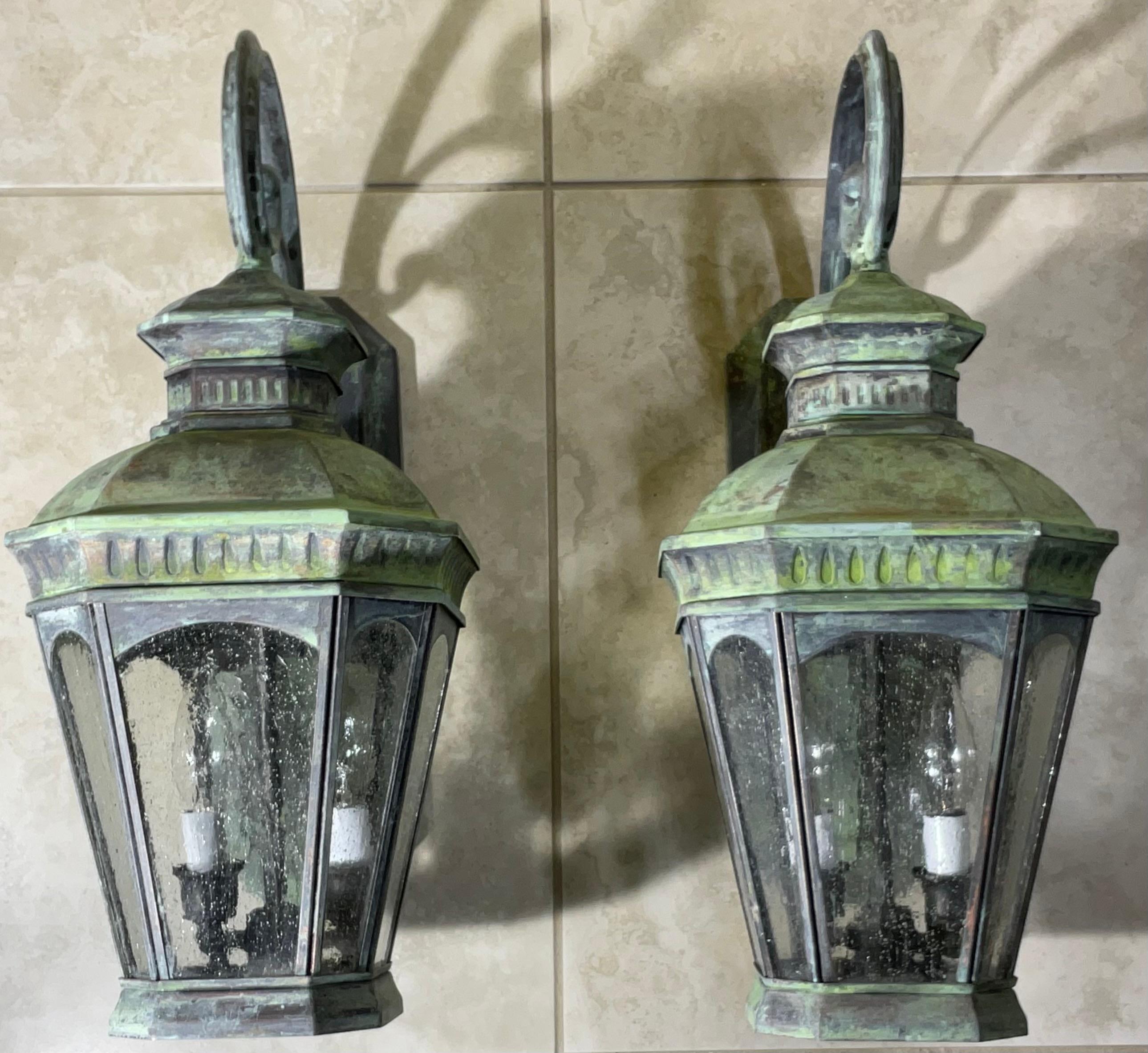 20ième siècle Paire de lanternes vintage en laiton massif - 8 l x 11 p x 20 h en vente