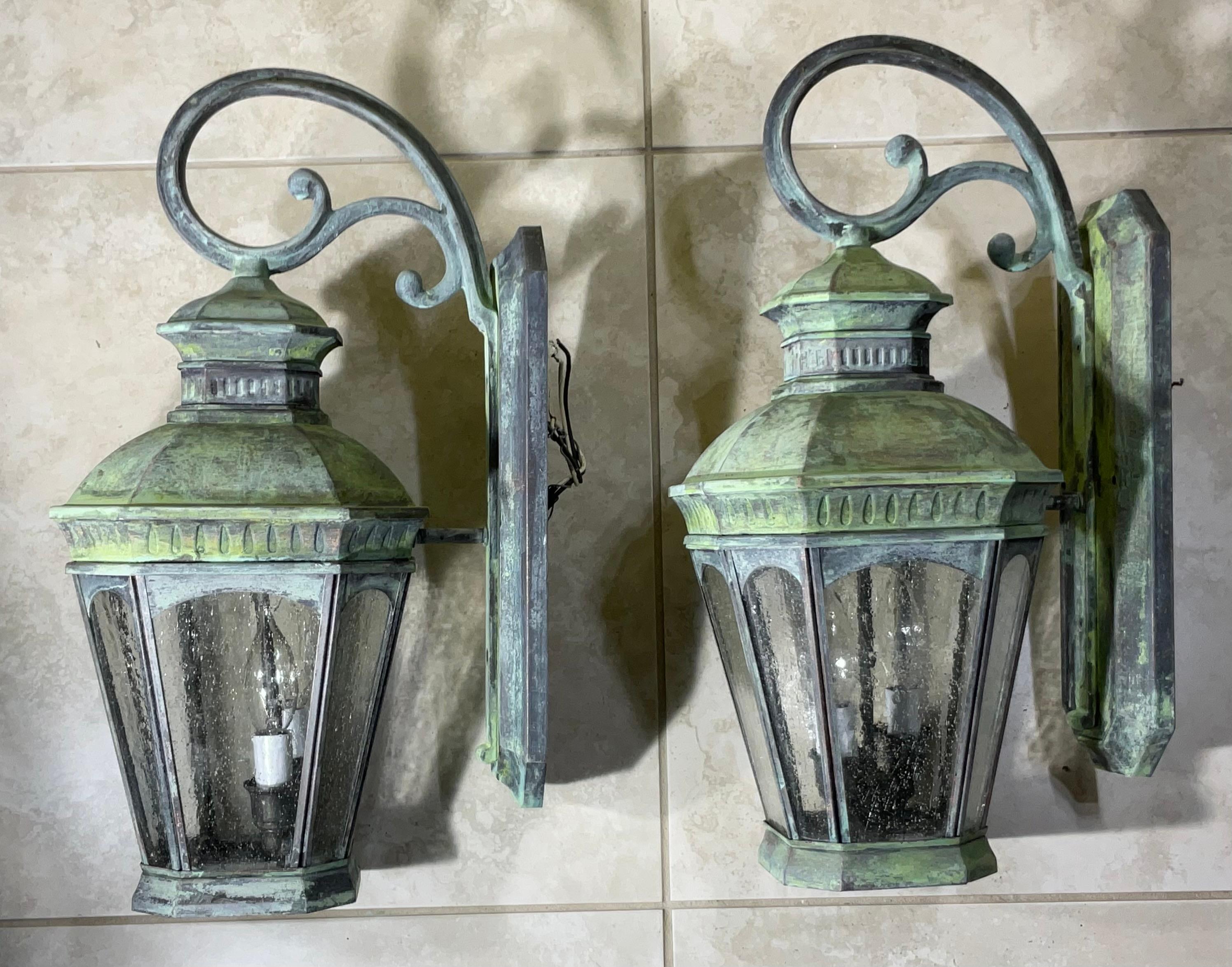 Laiton Paire de lanternes vintage en laiton massif - 8 l x 11 p x 20 h en vente