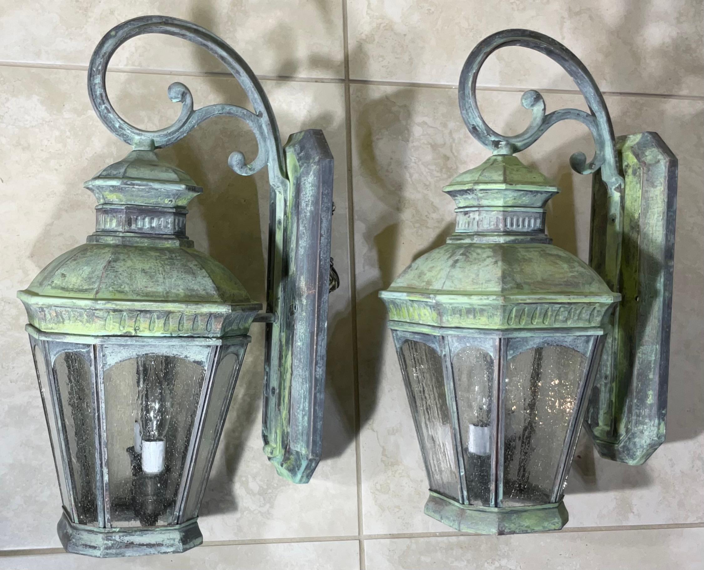 Paire de lanternes vintage en laiton massif - 8 l x 11 p x 20 h en vente 1