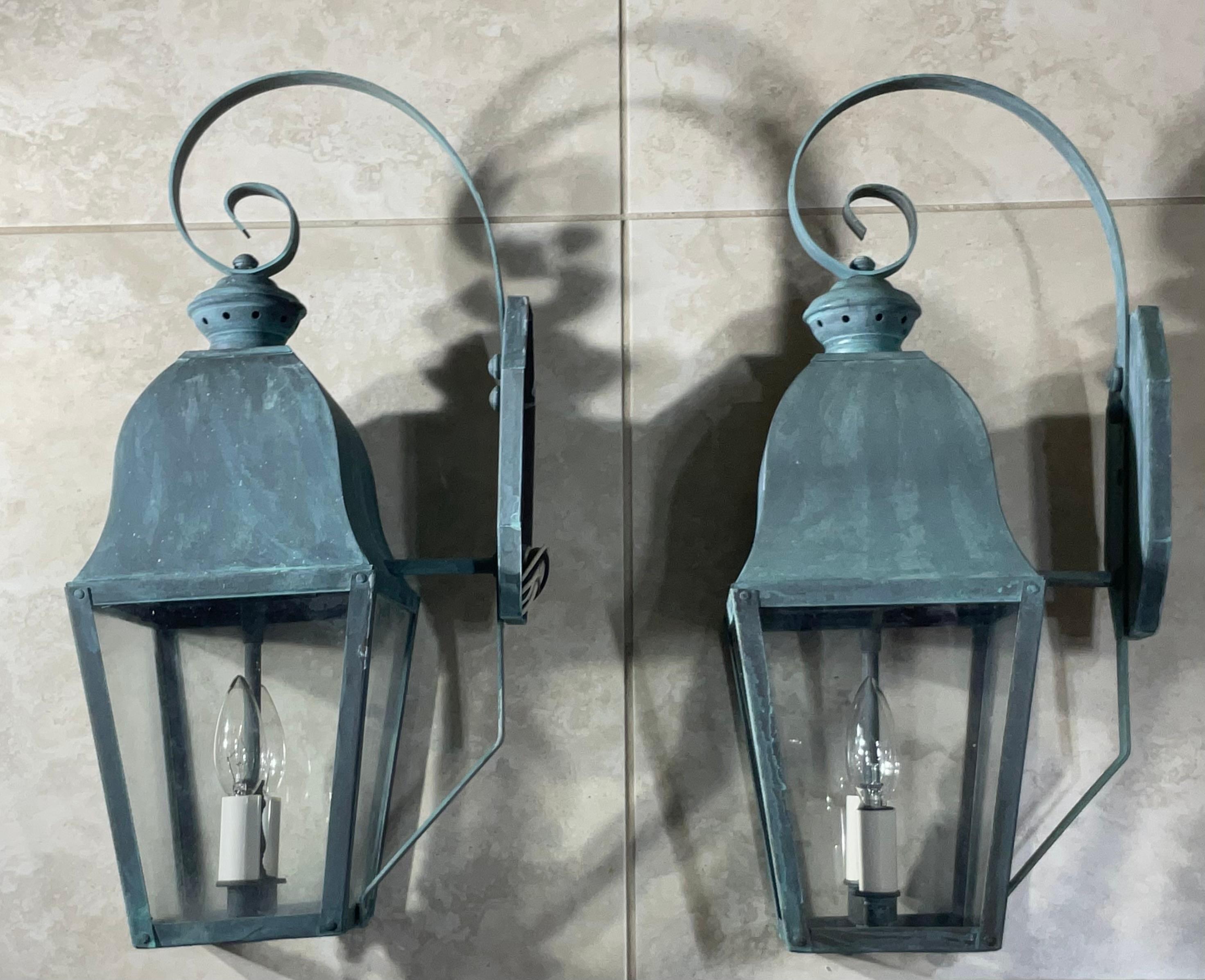Pair Of Vintage Solid Brass Lanterns In Good Condition For Sale In Delray Beach, FL