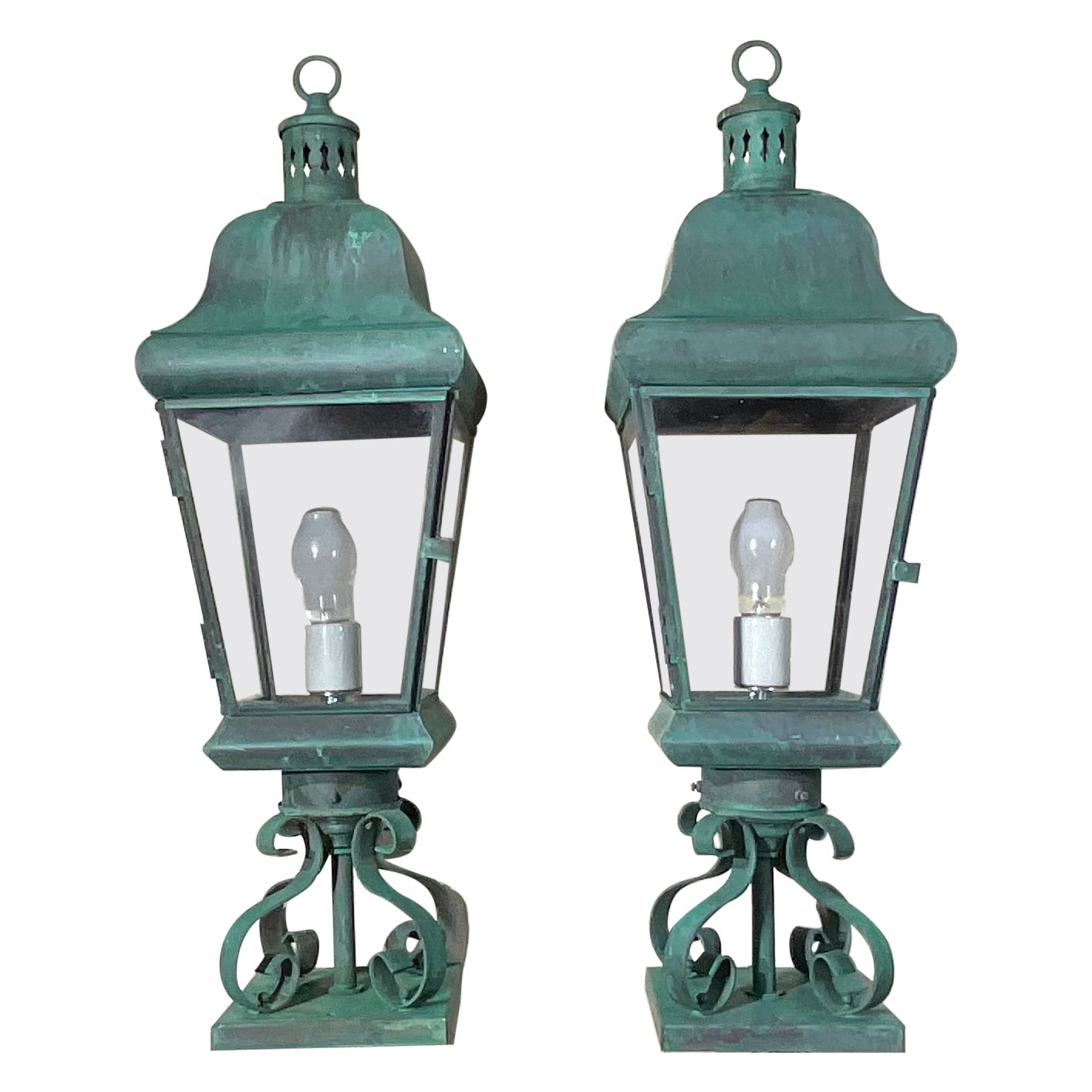 Paire de lanternes vintage en laiton massif à tige. 27”H x 8”.5 x 8”.5