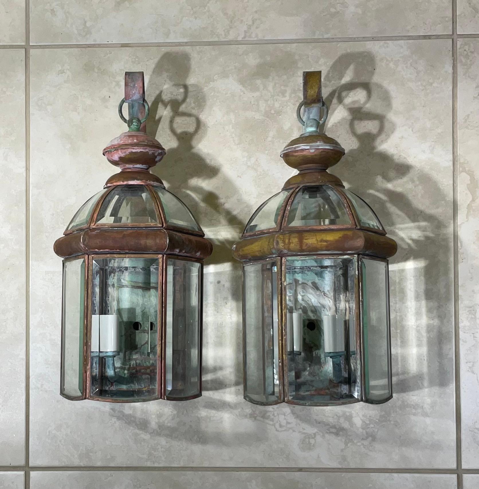 Elegantes Paar Wandlaternen, handgefertigt aus massivem Messing, mit je zwei 40-Watt-Lampen. 
 Geeignet für Feuchträume, elektrifiziert und einsatzbereit.
Schönes, abgeschrägtes Glas.
dekorative Paar Laterne innen oder außen.