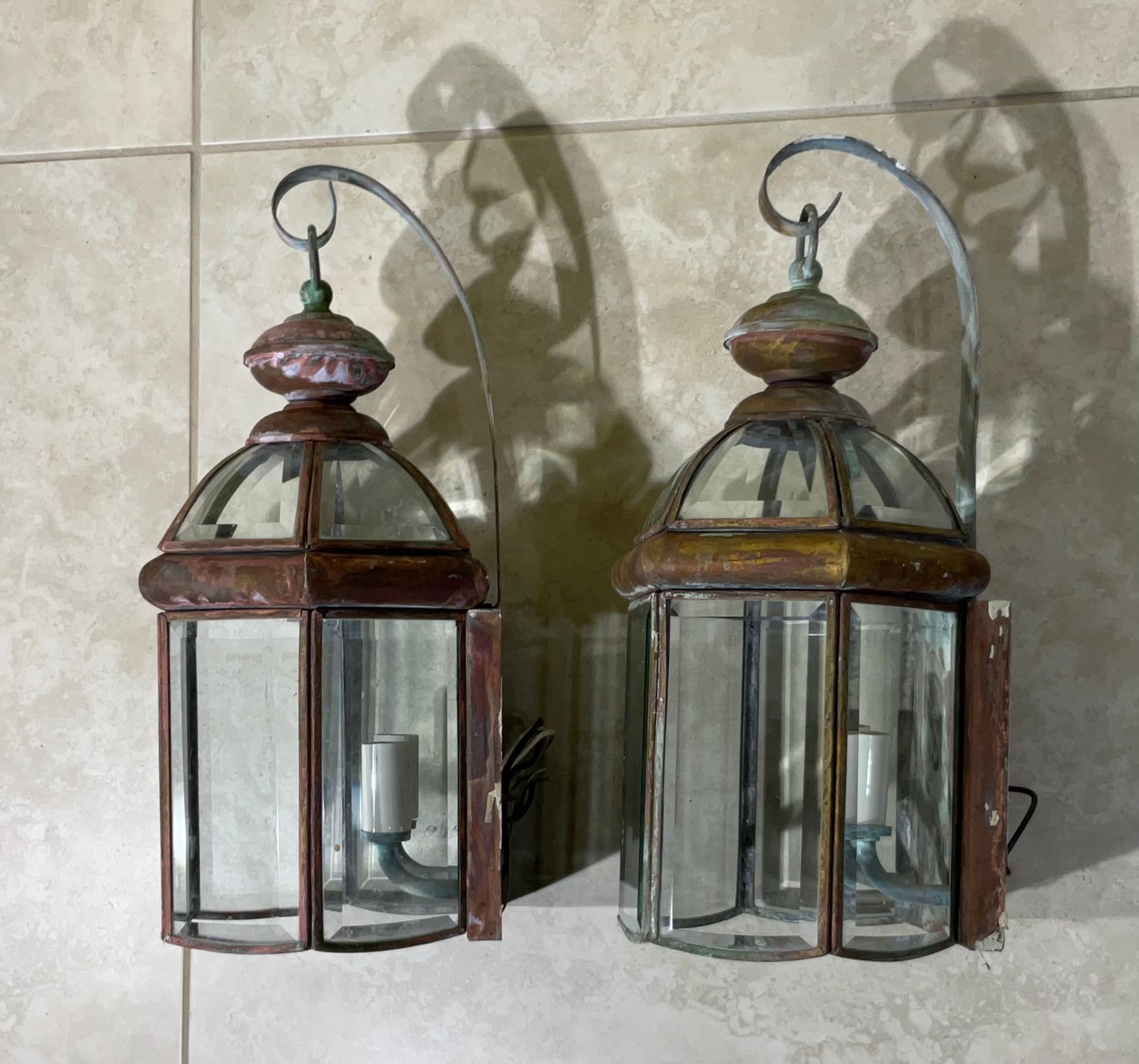 Pair of Vintage Solid Brass Wall Lantern In Good Condition For Sale In Delray Beach, FL