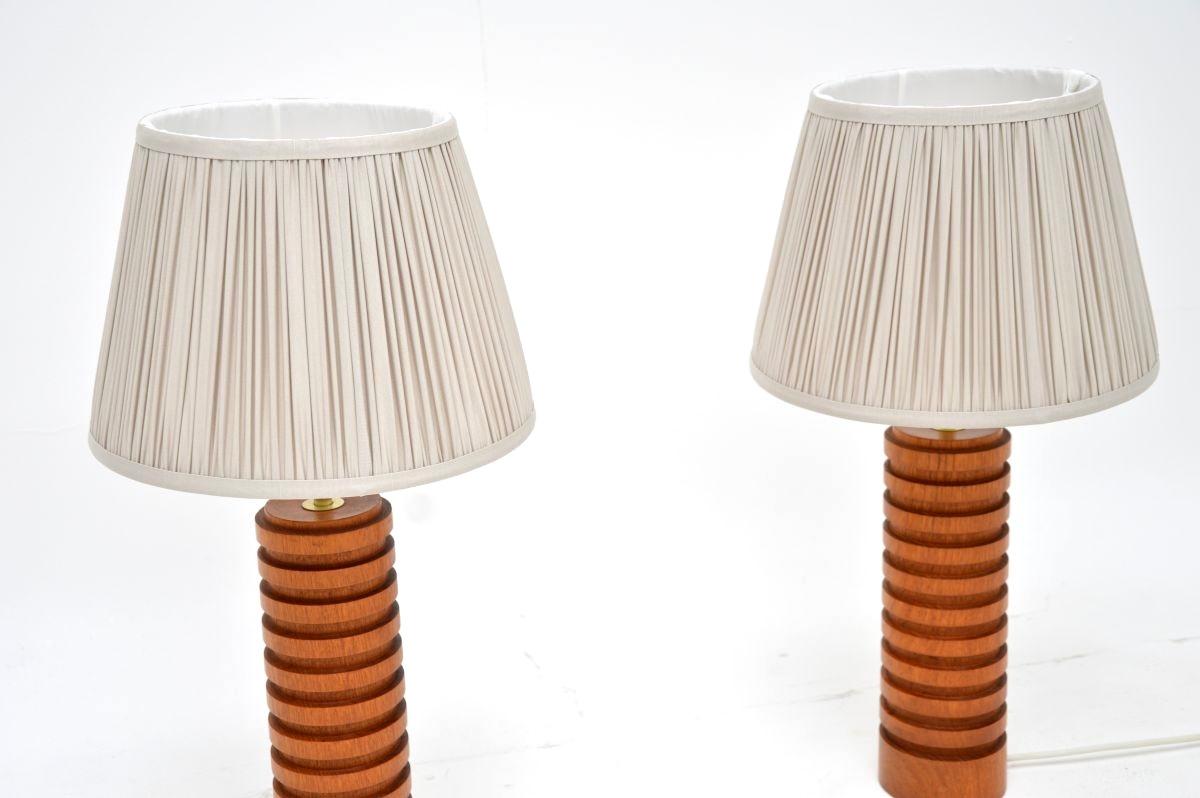 Paar Vintage Tischlampen aus massivem Teakholz und Messing (Moderne der Mitte des Jahrhunderts) im Angebot