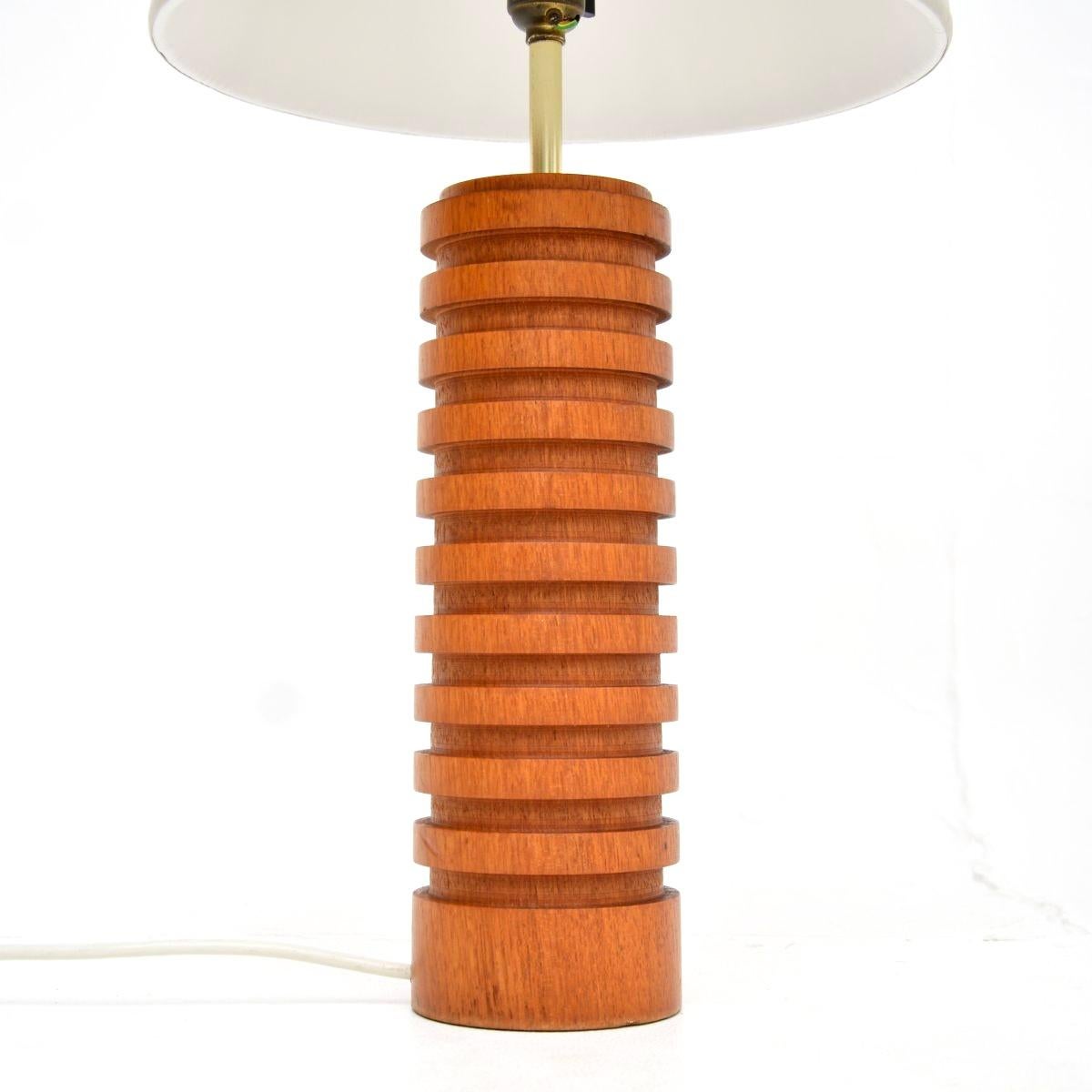 Paar Vintage Tischlampen aus massivem Teakholz und Messing (Britisch) im Angebot