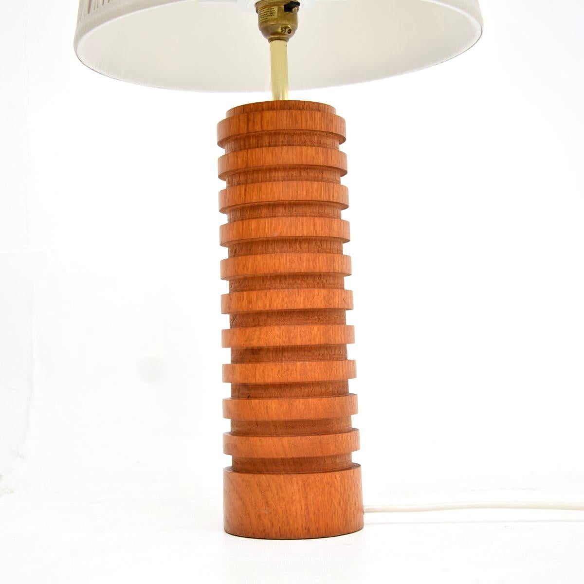 Paar Vintage Tischlampen aus massivem Teakholz und Messing im Zustand „Gut“ im Angebot in London, GB