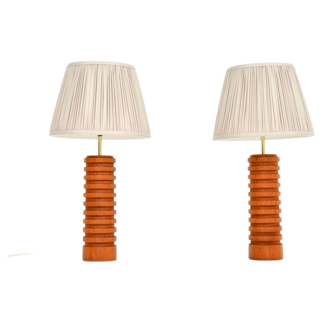 Pareja de lámparas de sobremesa vintage de teca maciza y latón