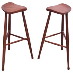 Pareja de taburetes de bar vintage Studio Araft de nogal macizo de David Scott