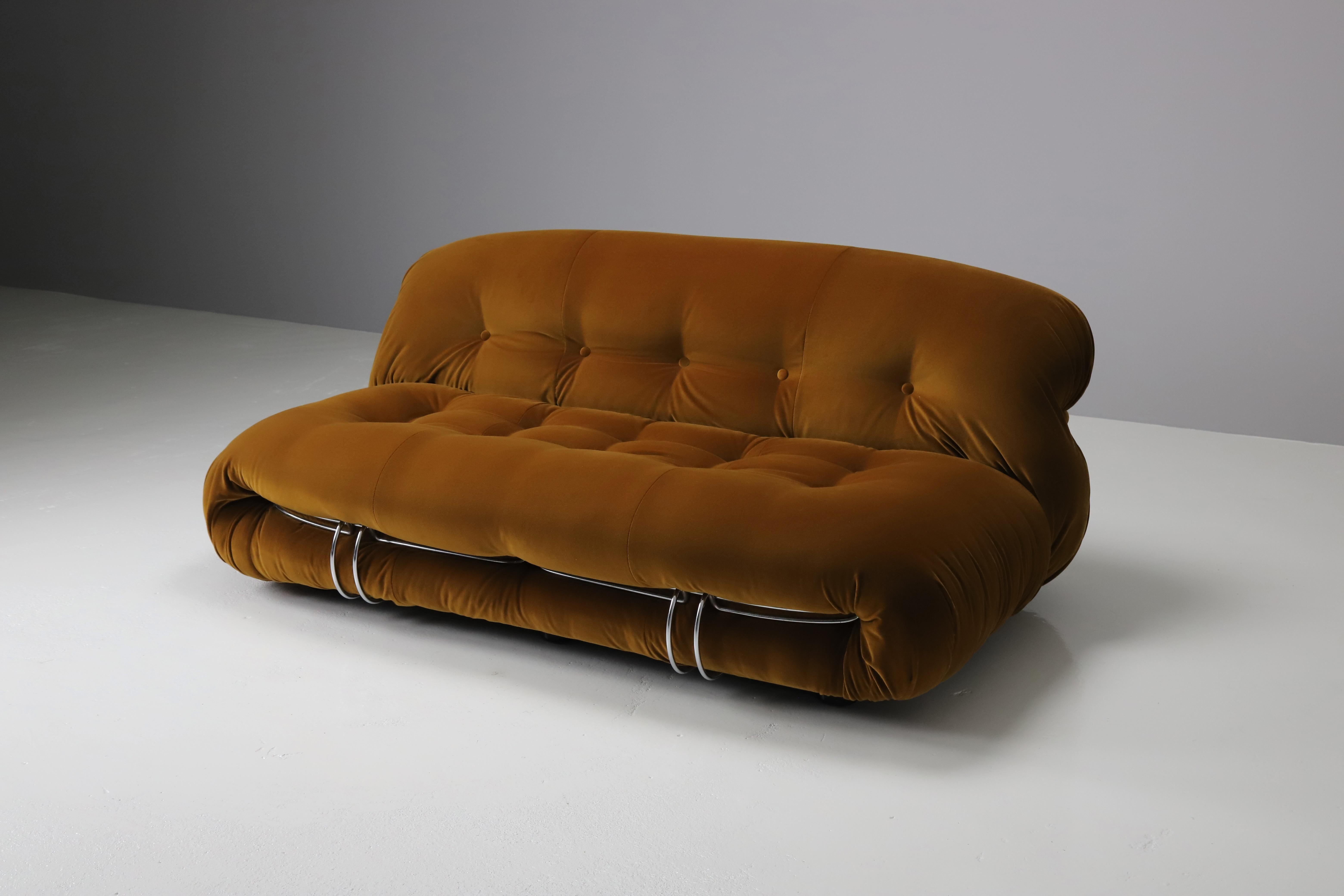 This iconic 'Soriana' sofa was designed by Afra and Tobia Scarpa in 1969 and produced by Cassina in Italy. This sofa have been professionally reupholstered in a high-quality velvet by Pierre Frey, offering a luxurious look and an ultra-soft feel.