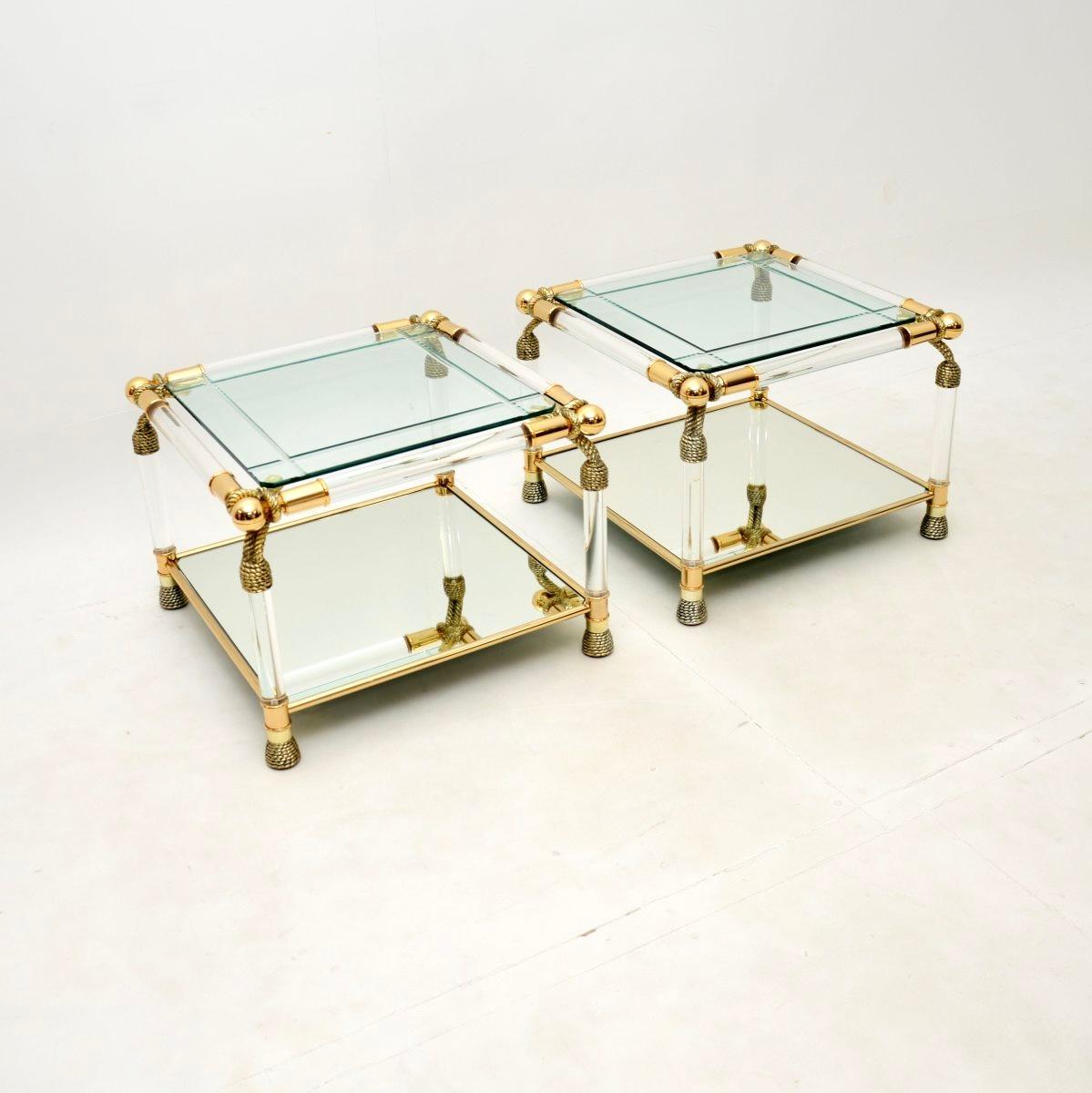 Paire de tables d'appoint espagnoles en verre et acrylique de Curvasa, datant des années 1970-80, élégantes et extrêmement bien réalisées.

Ils sont d'excellente qualité, les cadres en acrylique transparent sont rehaussés d'une magnifique corde