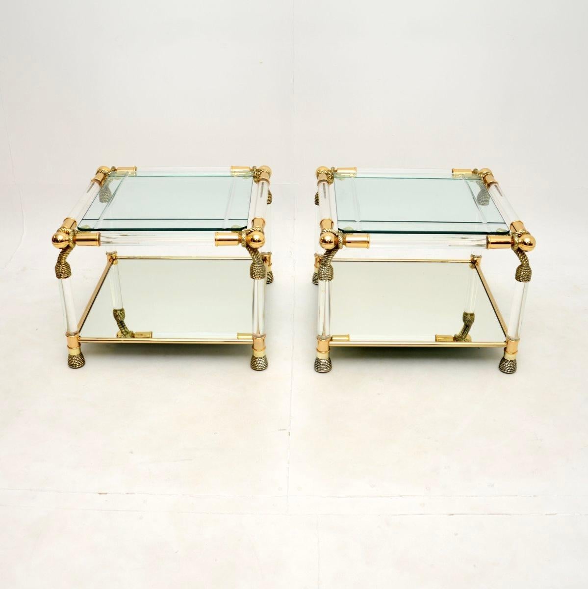 Mid-Century Modern Paire de tables d'appoint espagnoles vintage en acrylique et verre par Curvasa en vente