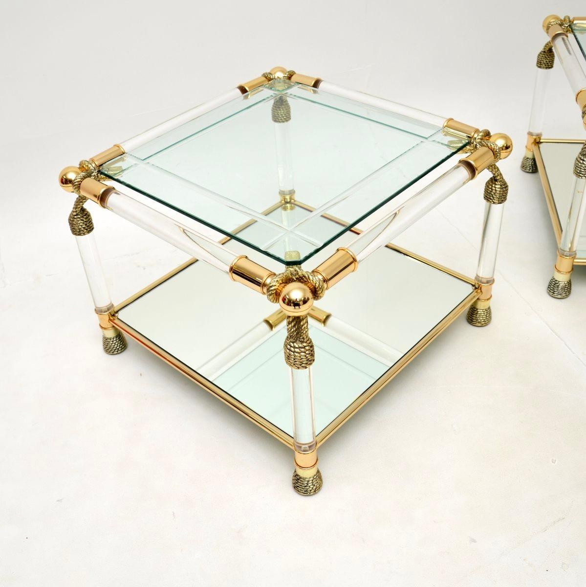 Espagnol Paire de tables d'appoint espagnoles vintage en acrylique et verre par Curvasa en vente