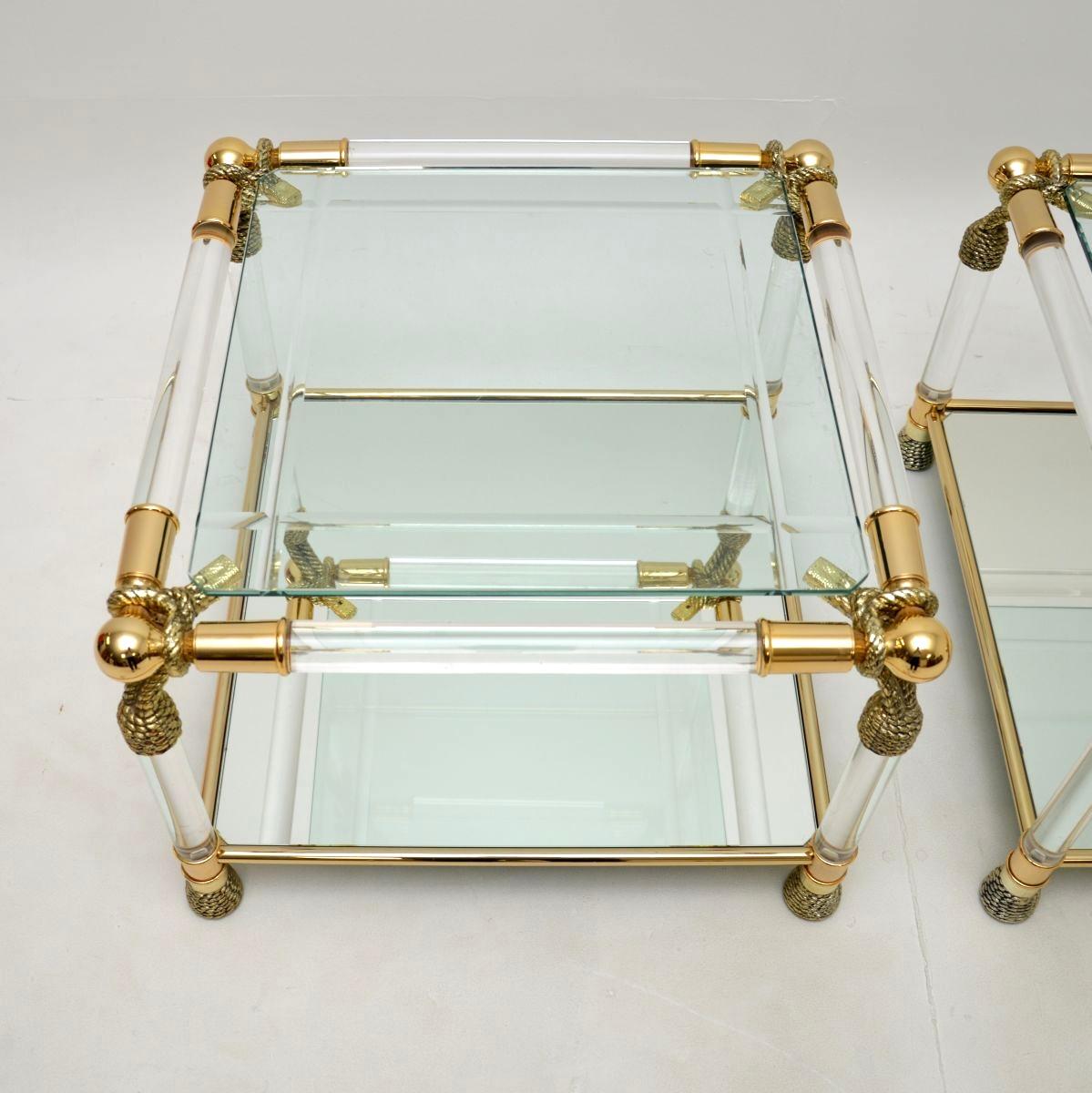 Fin du 20e siècle Paire de tables d'appoint espagnoles vintage en acrylique et verre par Curvasa en vente