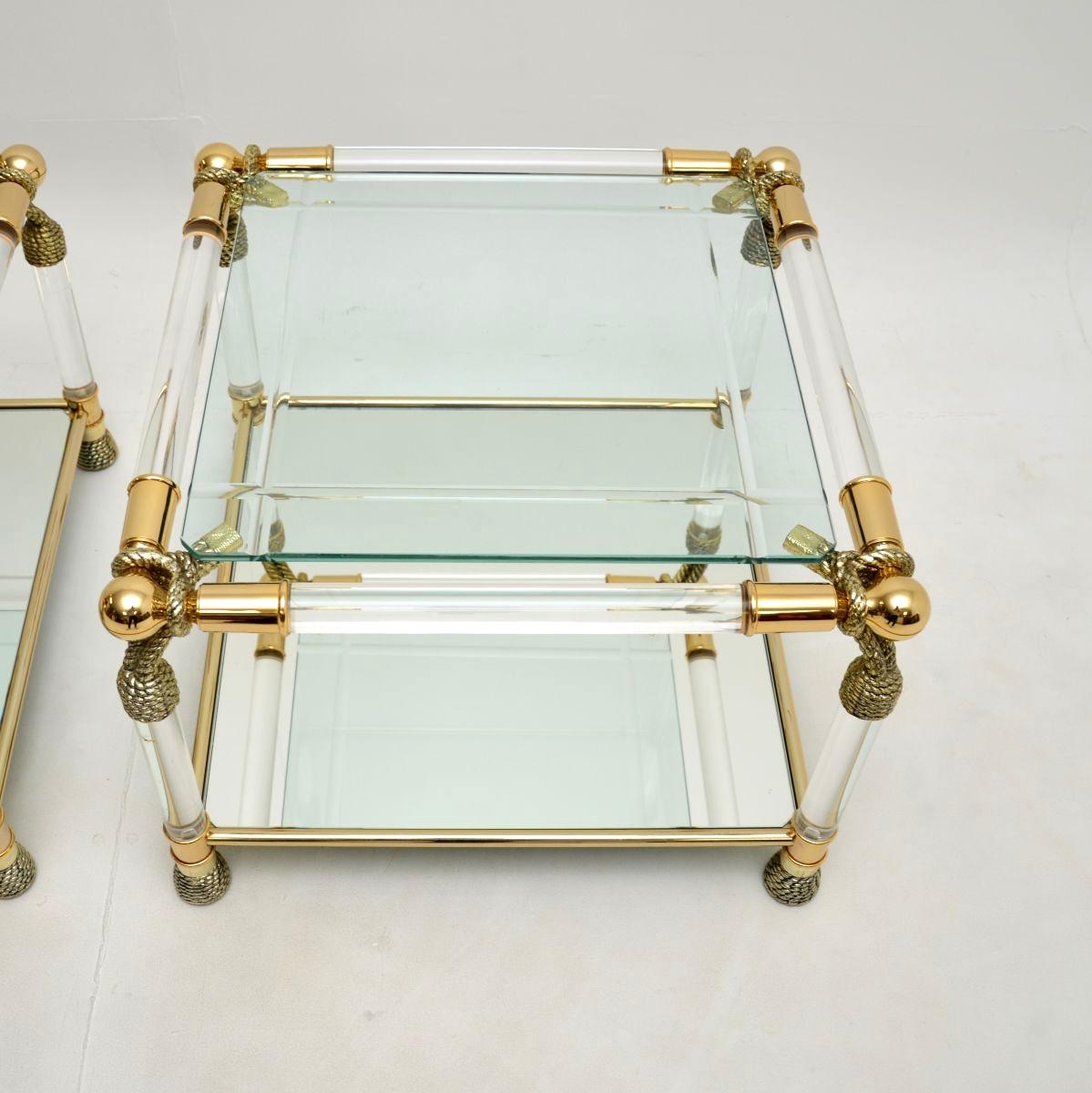 Verre Paire de tables d'appoint espagnoles vintage en acrylique et verre par Curvasa en vente